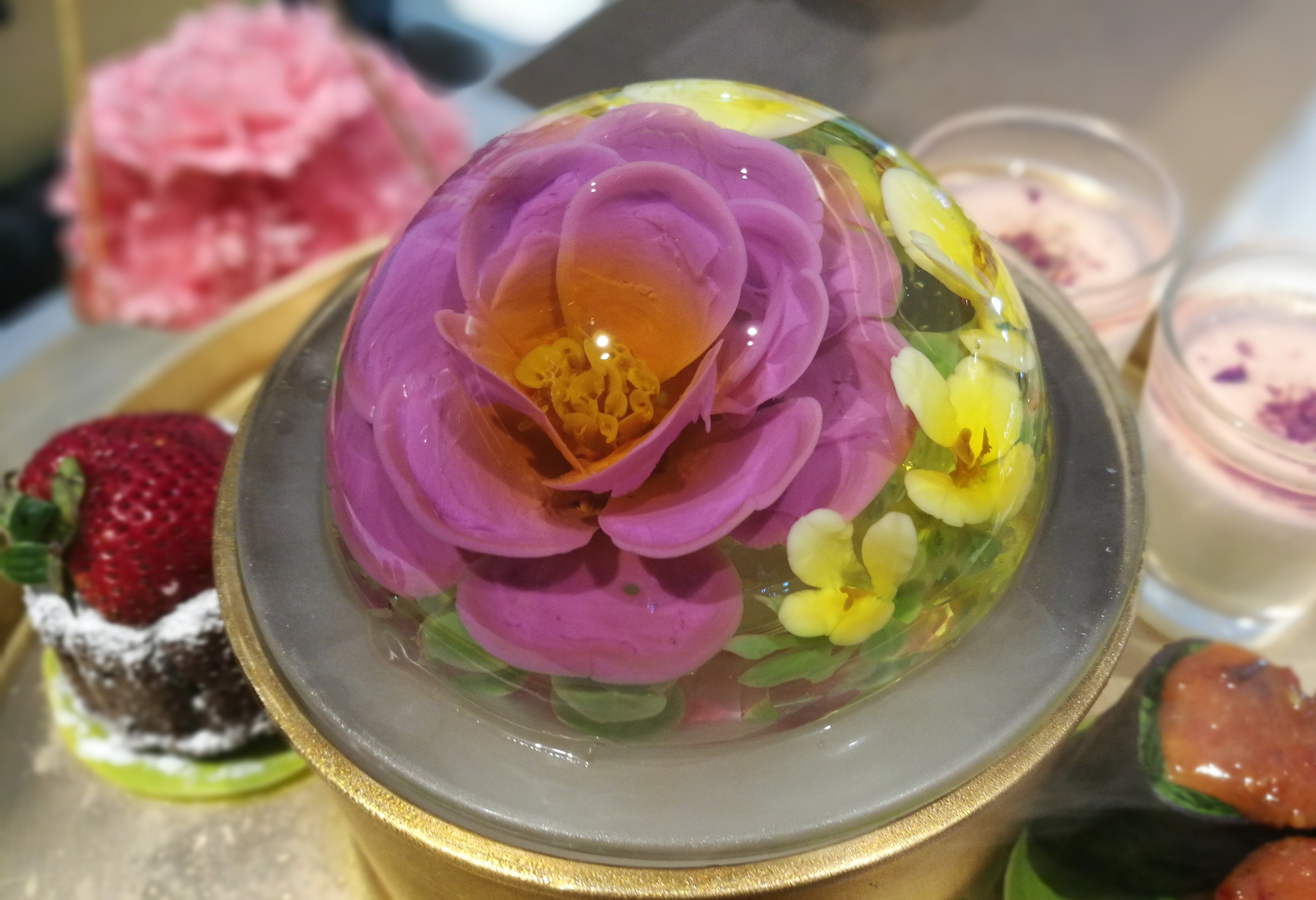 Divana的下午茶套餐中，宛如把真花包進果凍中。