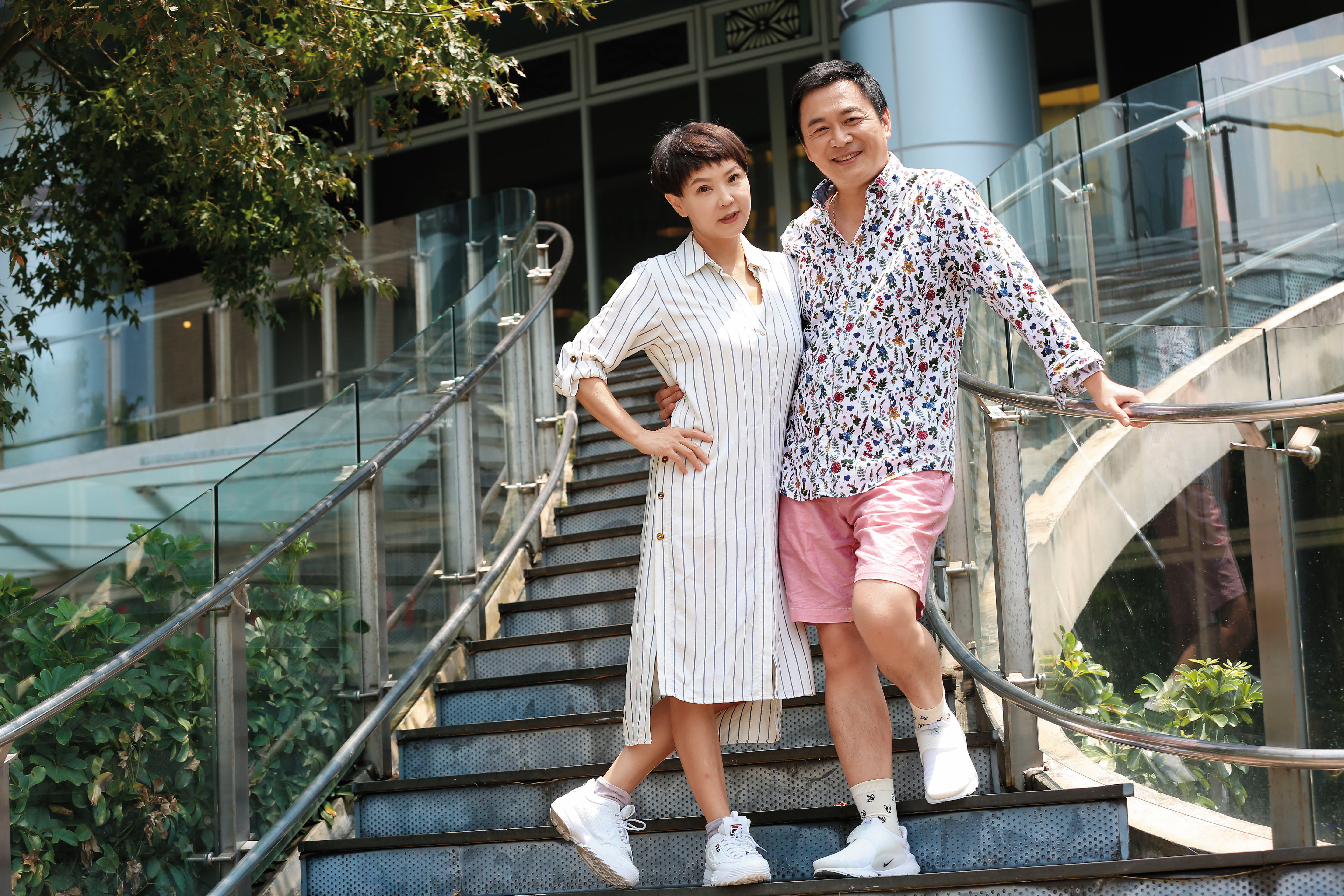 湯志偉（右）和Juby（左）再婚共組家庭，省錢大作戰是家裡的重頭戲。