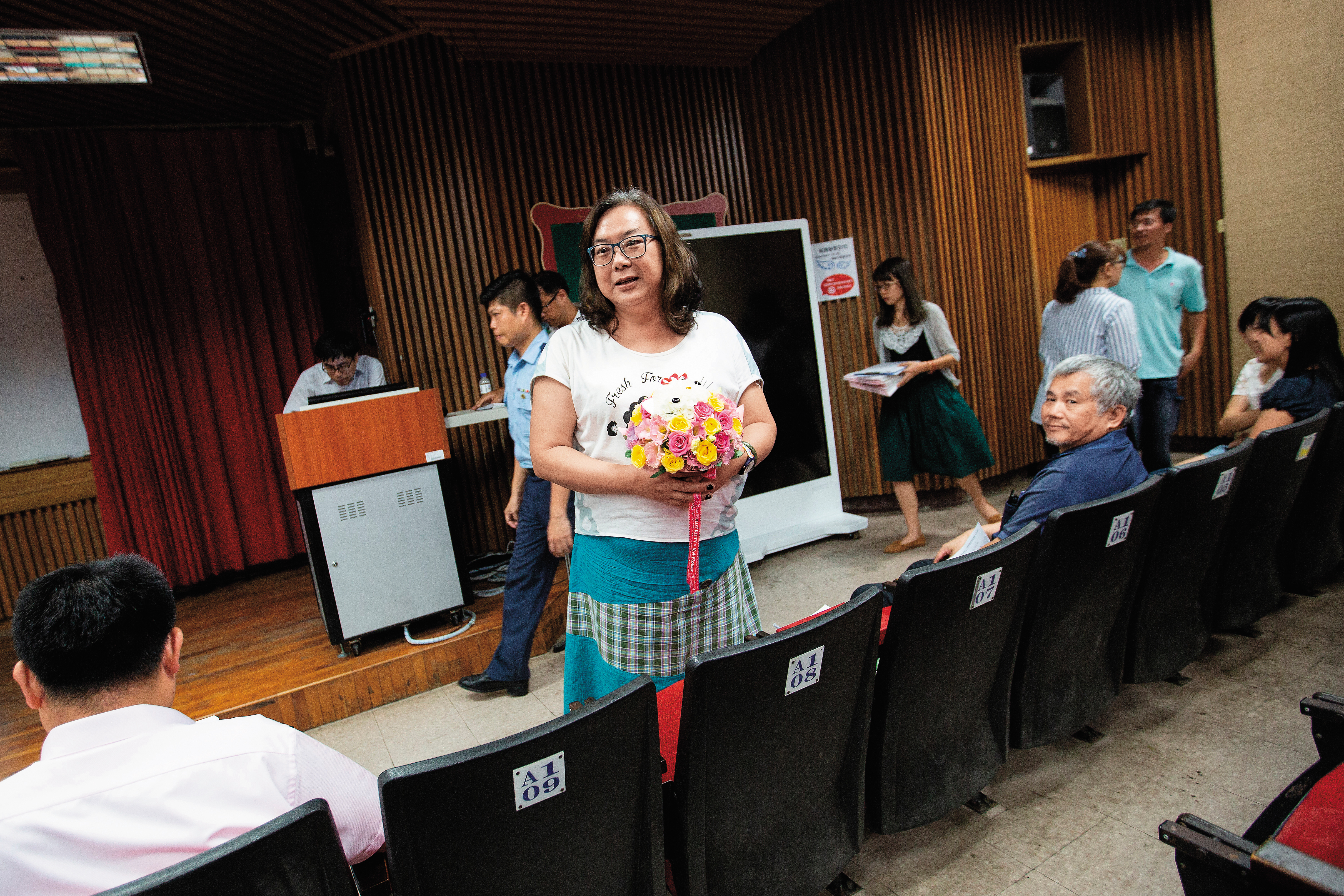 學期末的最後一天,同事們在校務會議上歡送曾愷芯,還送給她Hello Kitty花束。