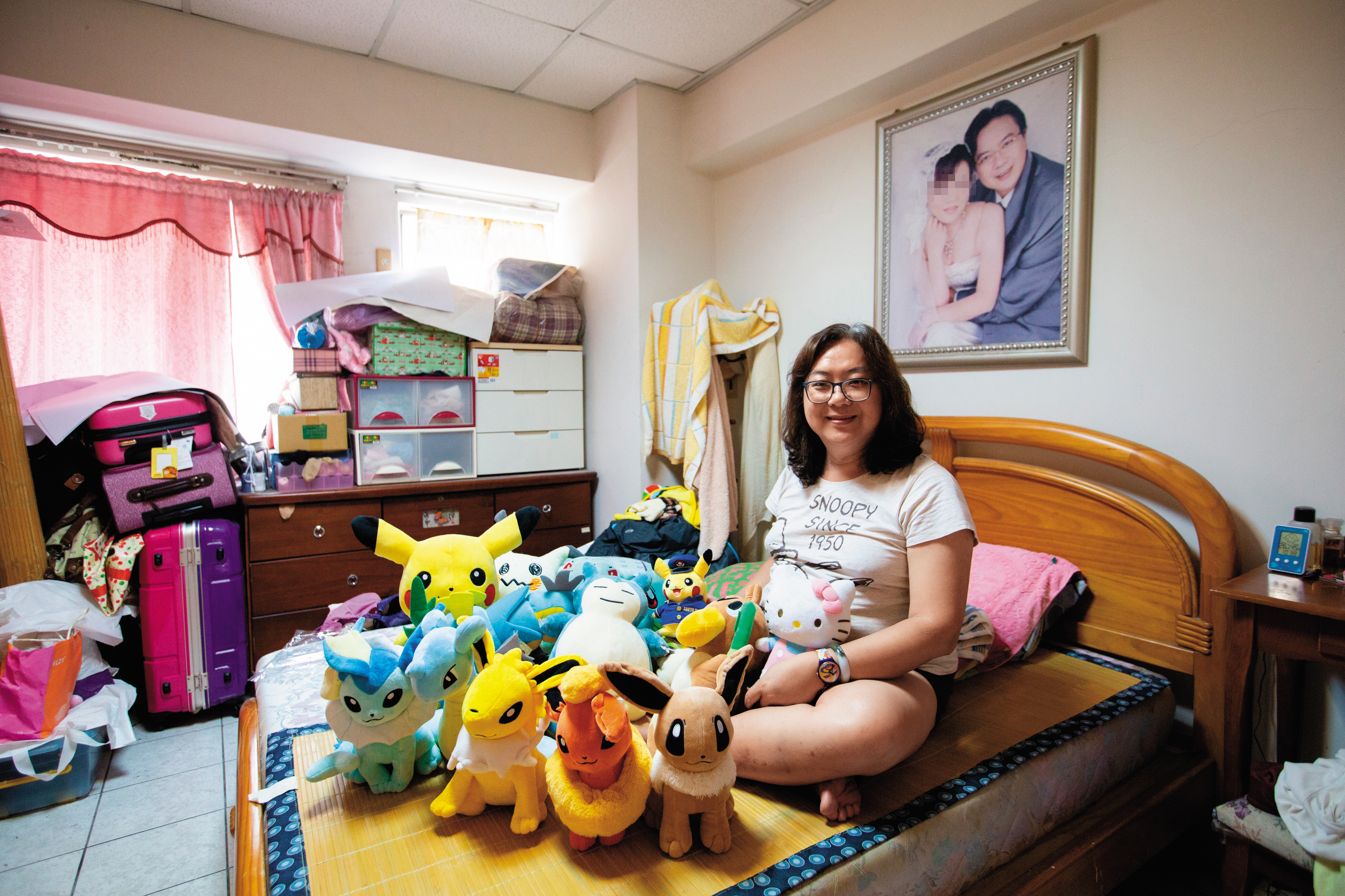 妻子過世4年多，曾愷芯的床頭仍高掛2人的婚紗照。曾愷芯喜歡玩寶可夢遊戲，也收集許多娃娃，但最愛的還是Hello Kitty。