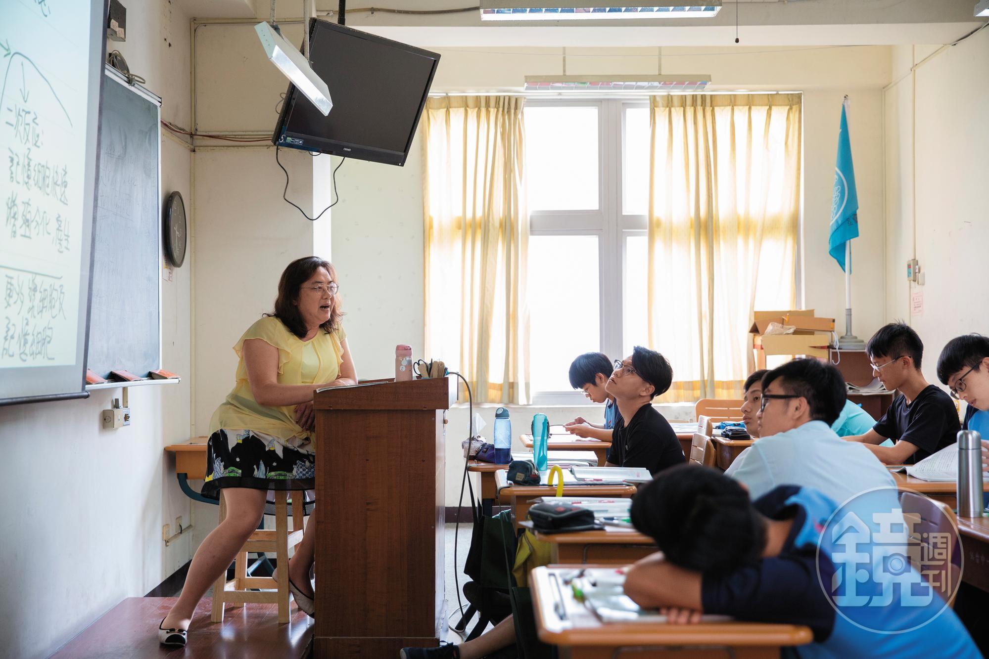 台中一中學風開放自由,師生皆給予曾愷芯極大支持。可愛的是,即使已變性為女生,曾愷芯偶爾還是會露出大叔姿態。
