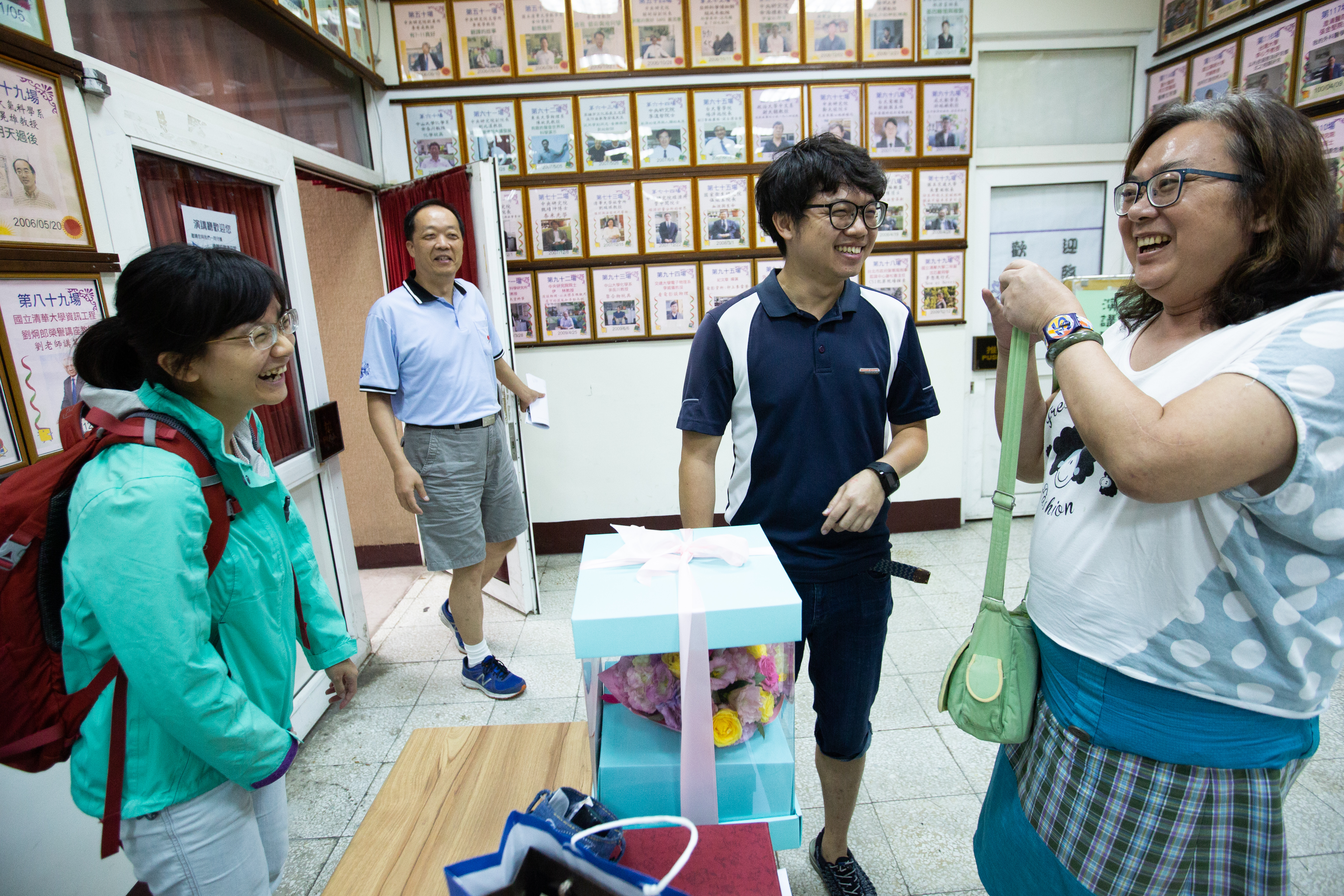 曾愷芯今年退休了,在學期末的校務會議上,生物科同事們為她製作祝福短片,還送上Hello Kitty金飾與花束。