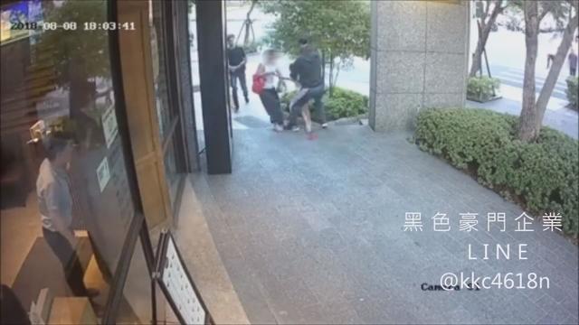 在北市民權東路附近大樓擔任救生員的33歲周姓男子,在休息時間突然攻擊路過母女,卻辯稱「誤認」而遭開除。