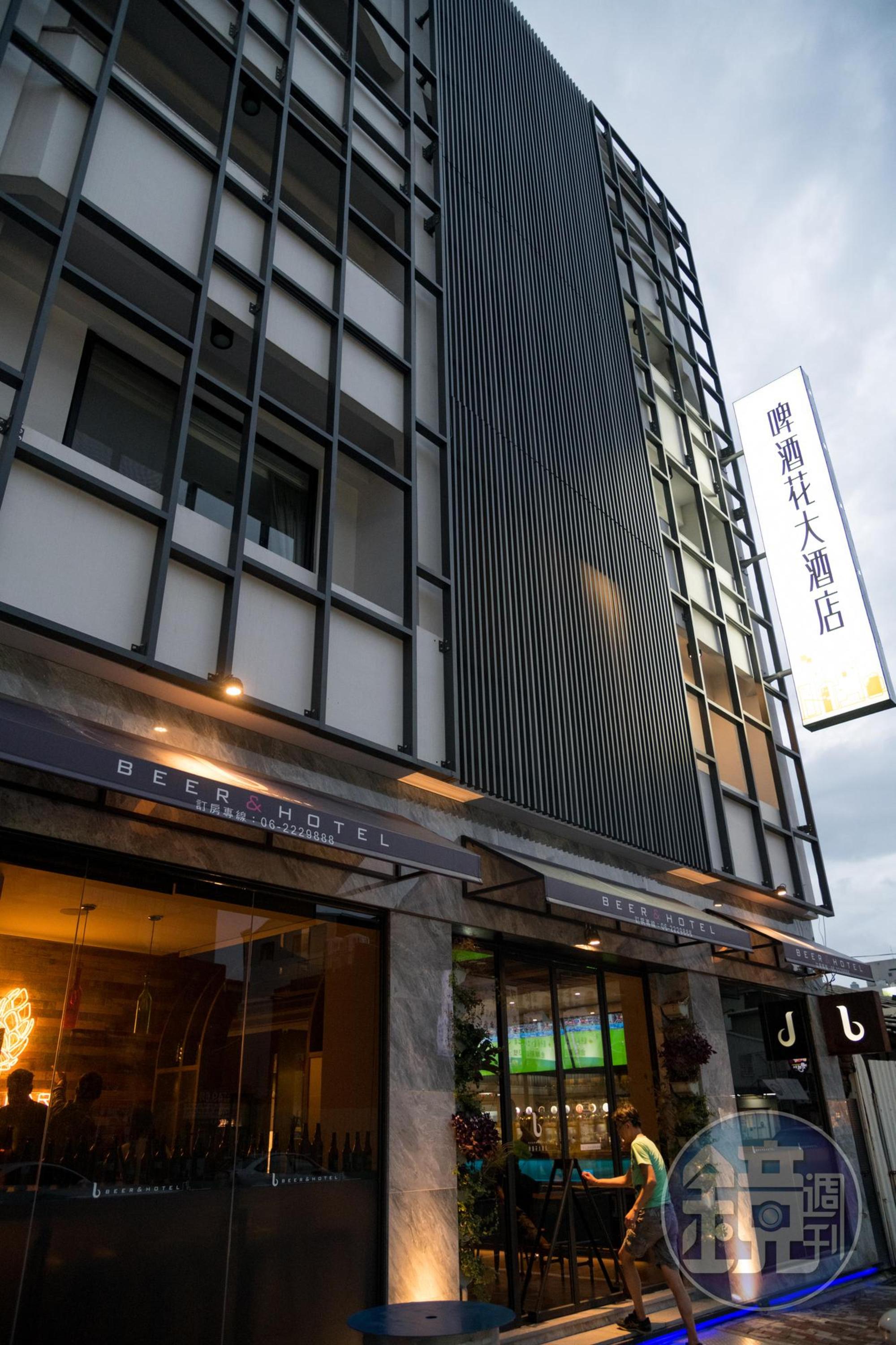 「啤酒花大酒店」打造啤酒浴場,一面泡在啤酒海,一面喝生啤酒,酣暢滋味寫在臉上。