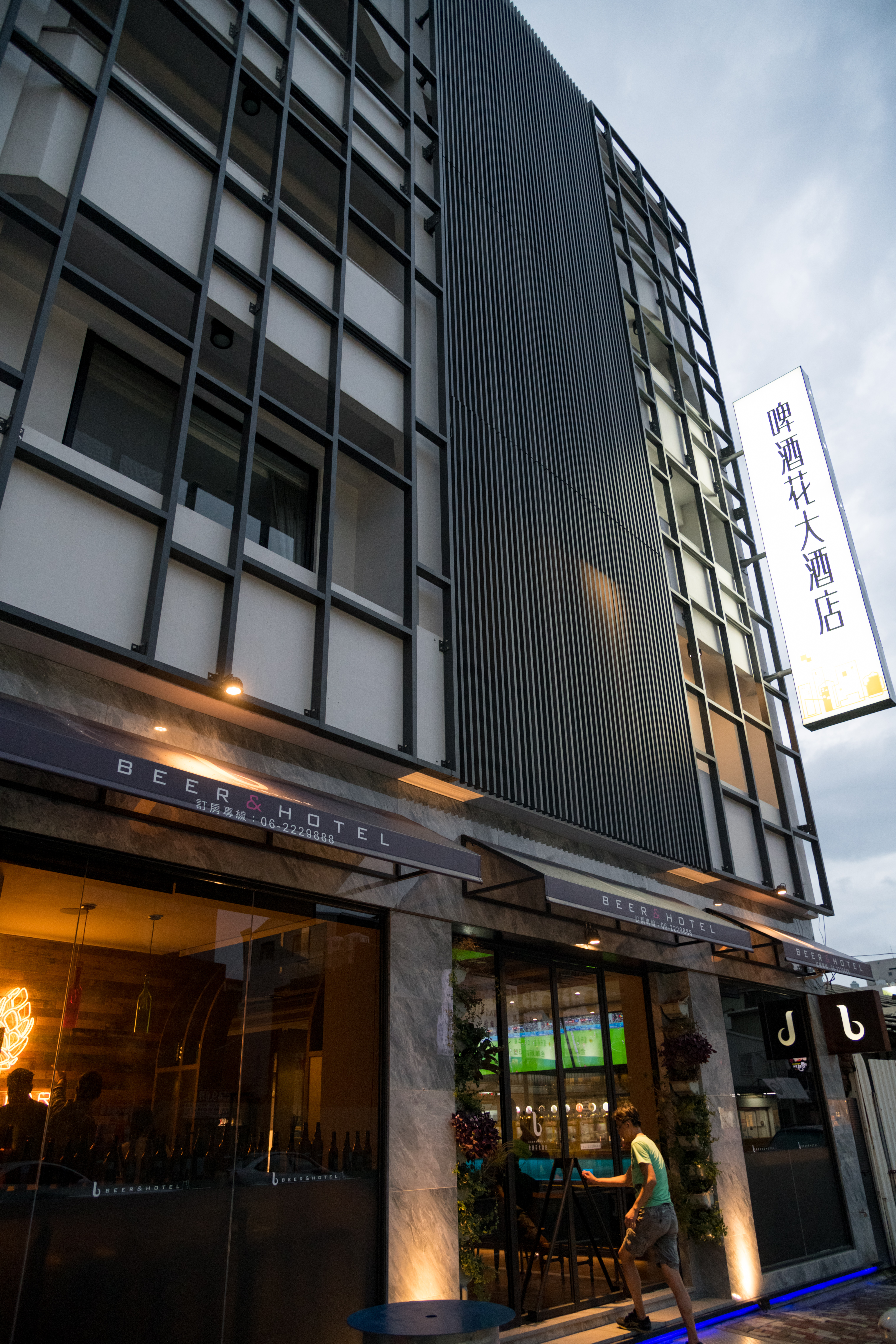 「啤酒花大酒店」打造啤酒浴場，一面泡在啤酒海，一面喝生啤酒，酣暢滋味寫在臉上。