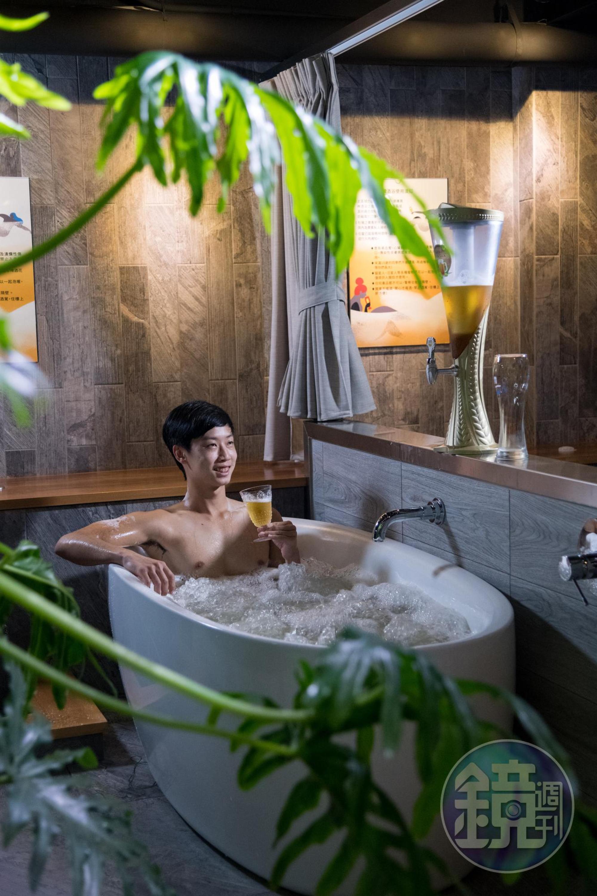 快意享受啤酒浴,還可同時飲啤、觀看運動賽事。