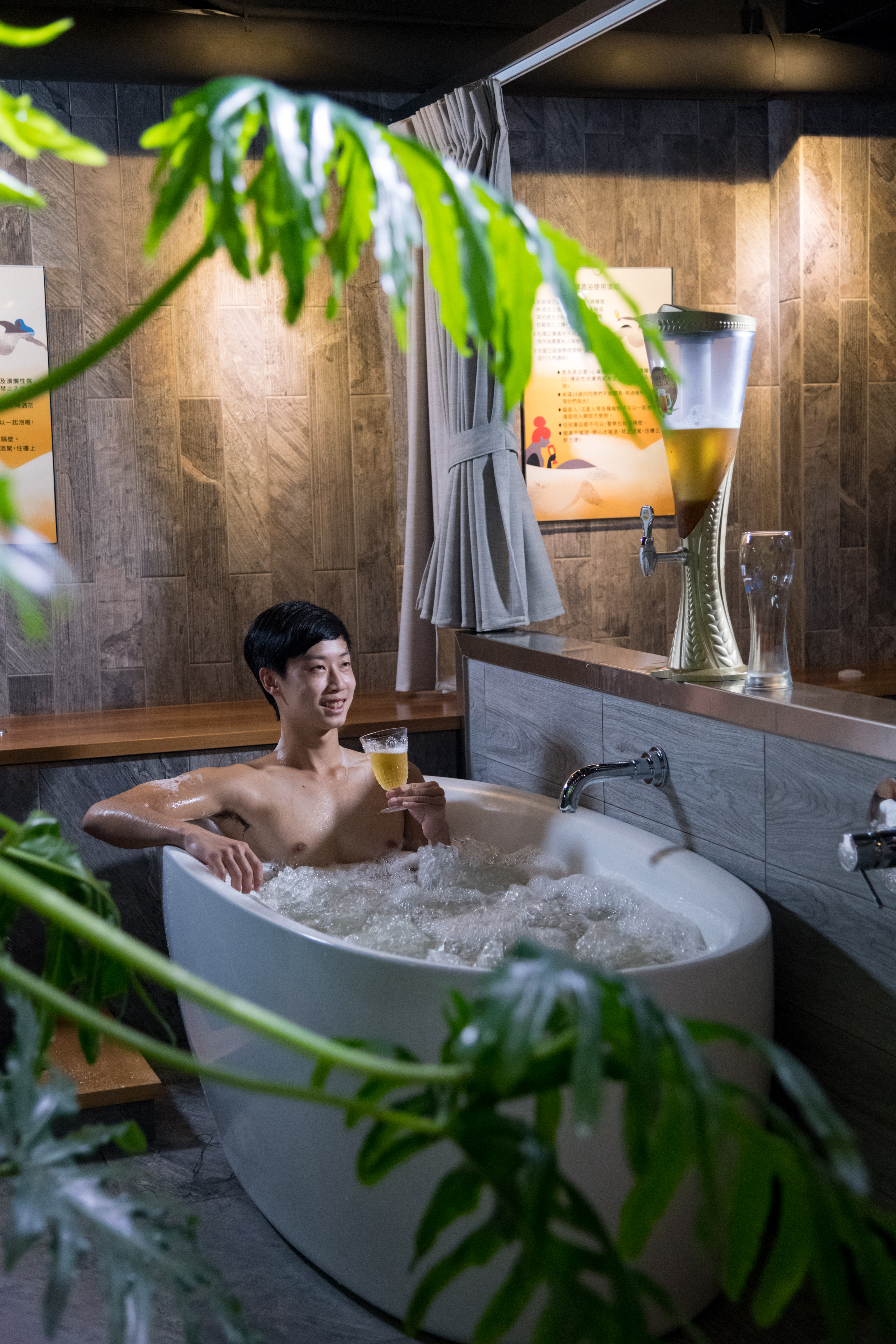 快意享受啤酒浴，還可同時飲啤、觀看運動賽事。