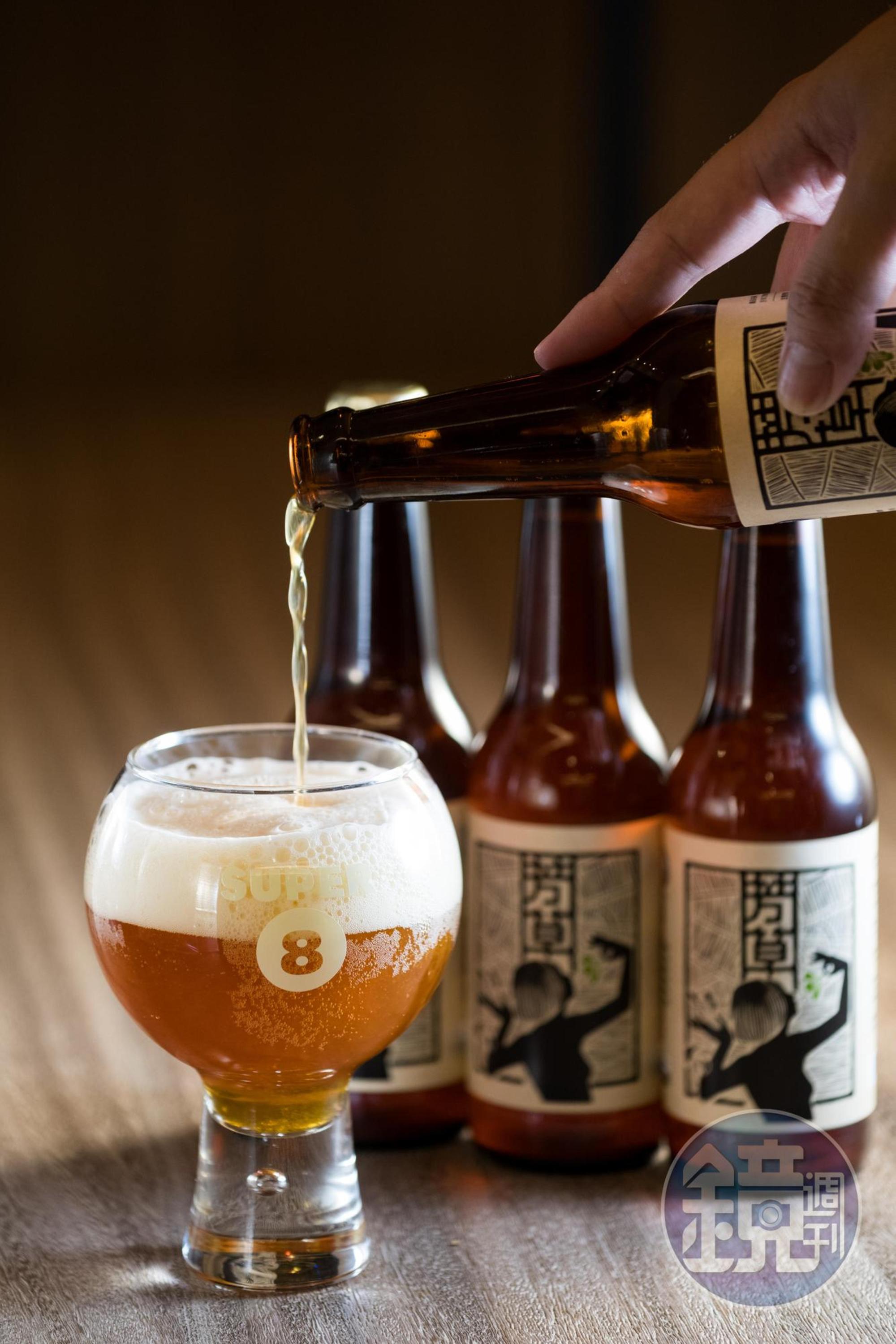 台南首間精釀酒廠出品的「芳草艾爾」,交揉百香果、綠茶和茉莉花香氣,巧妙呼應府城味道。(160元/瓶)