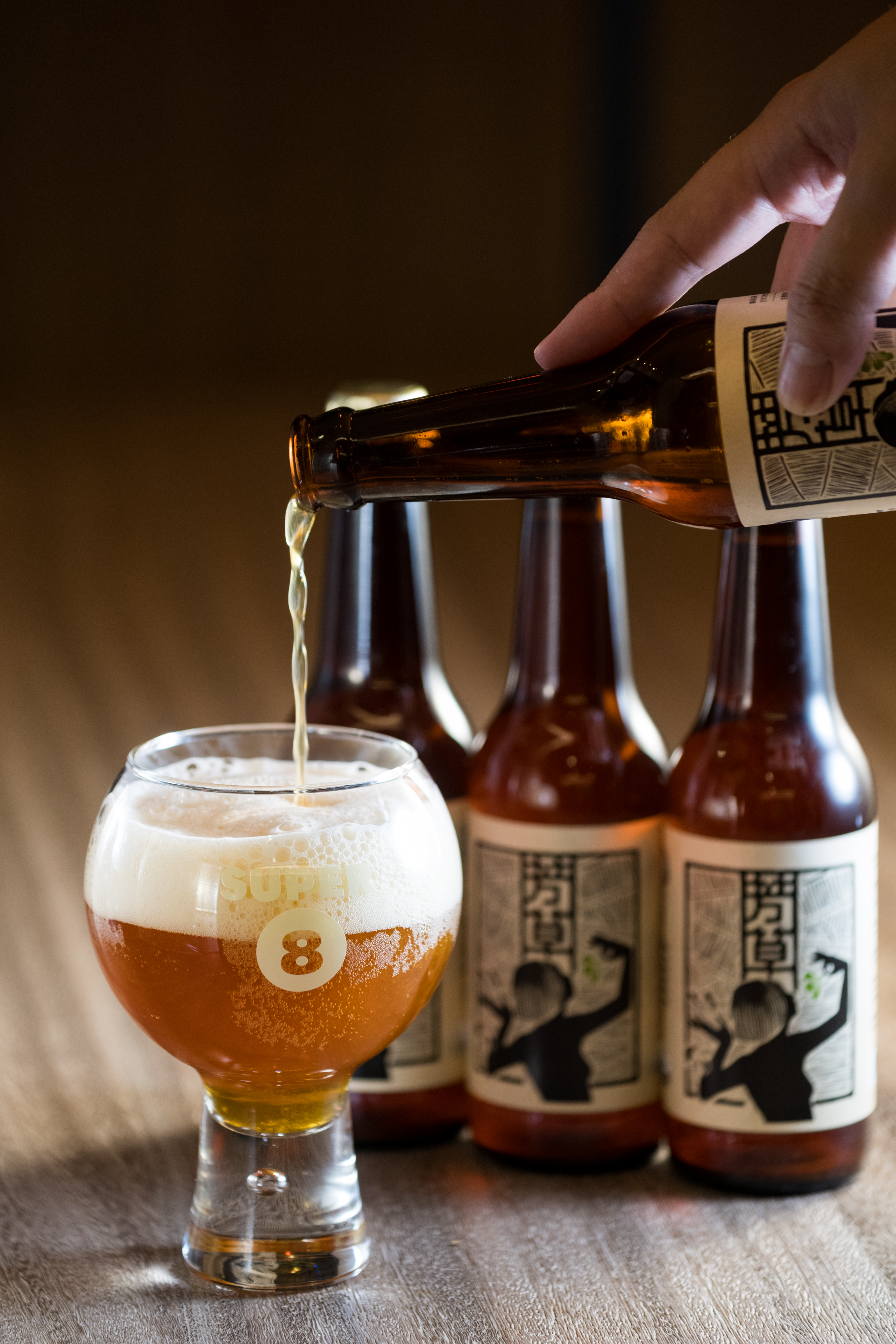 台南首間精釀酒廠出品的「芳草艾爾」,交揉百香果、綠茶和茉莉花香氣,巧妙呼應府城味道。(160元/瓶)