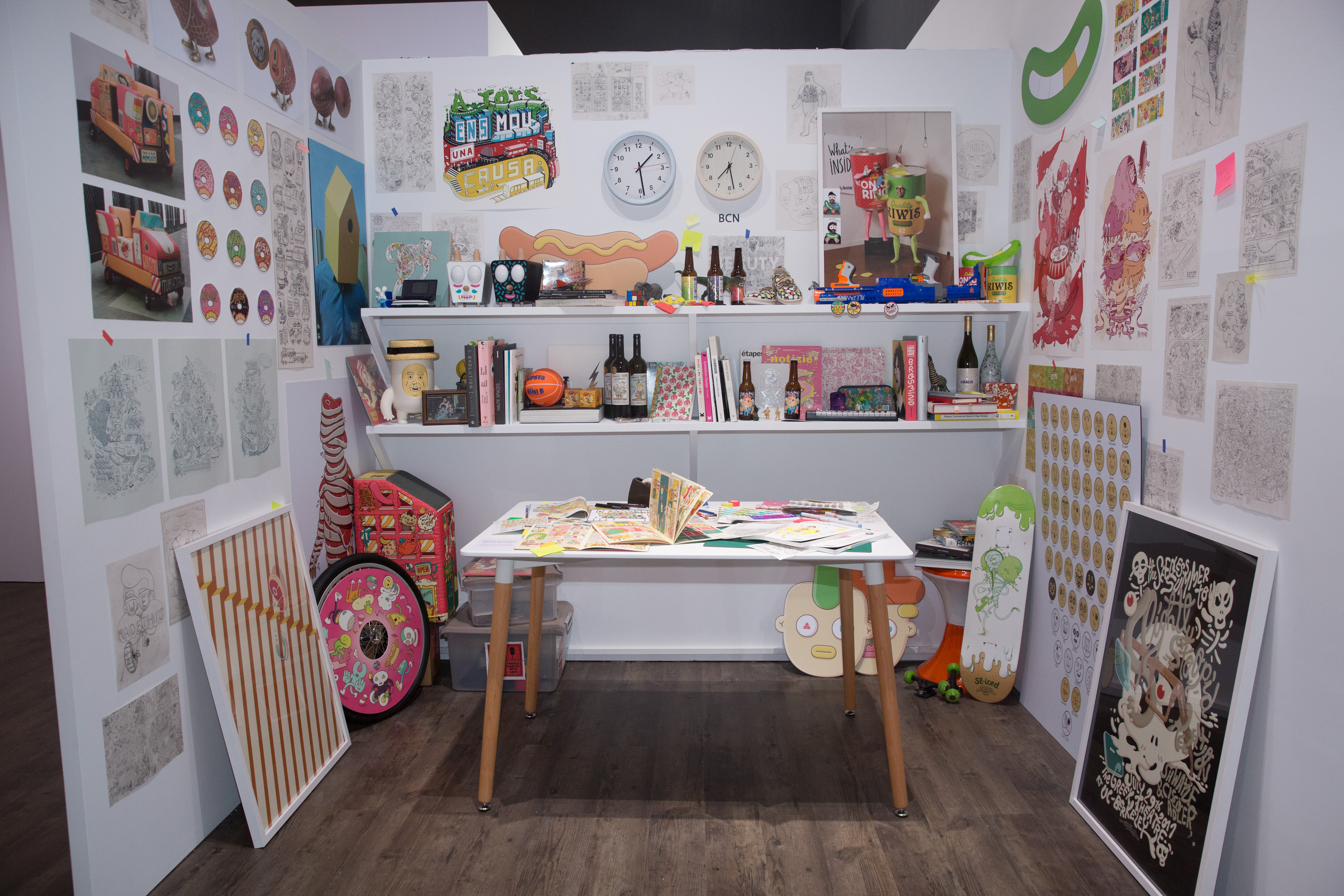 Brosmind兄弟檔看似創意無限，背後是兩人的勤奮工作，他們平均每天待在工作室12小時。圖為展場複製兩人在巴塞隆納的工作室。