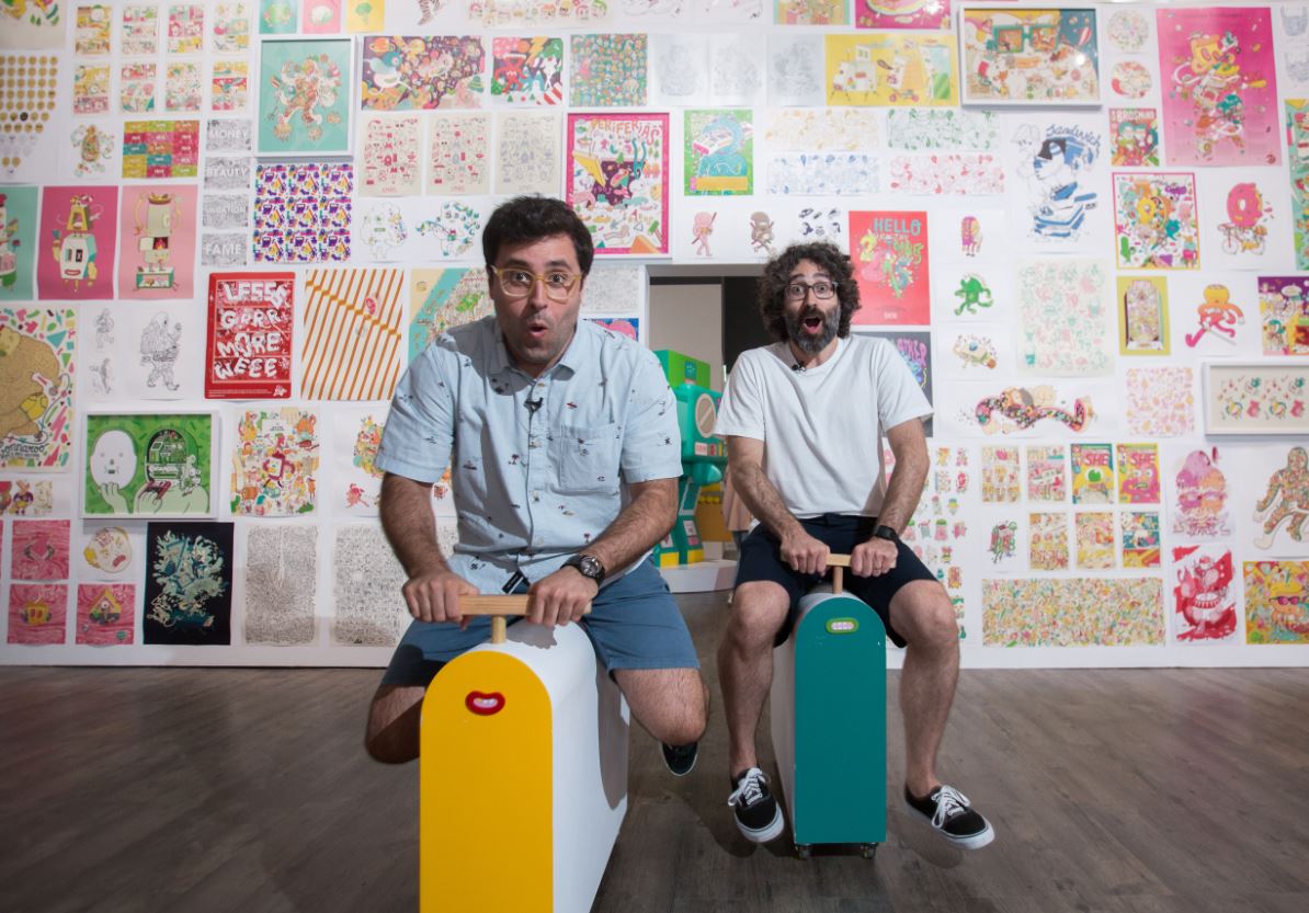 來自西班牙巴塞隆納的Brosmind兄弟檔設計師Juan（右）與Alejandro在台北華山展場玩得不亦樂乎。