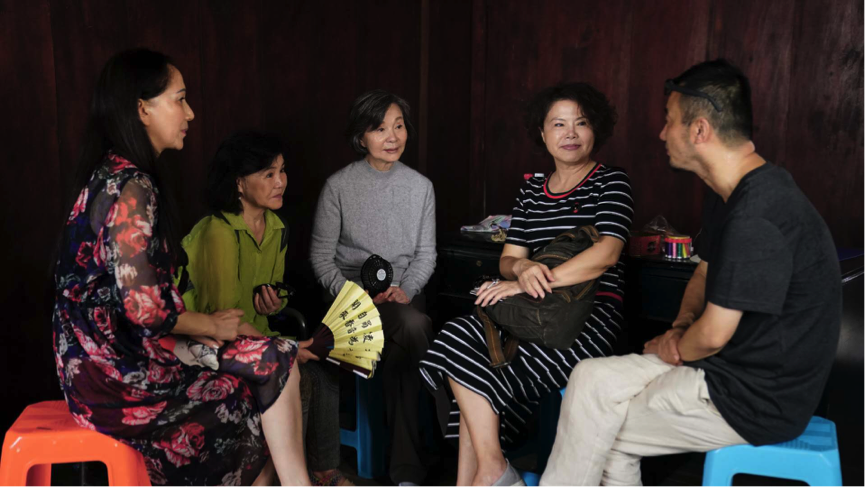 《拿摩一等》故事背景在浙江新市拍攝,這裡也正是歸亞蕾奶奶的故鄉,她(左3)趁拍片帶著自己的妹妹一同回老家尋根。(前景提供)