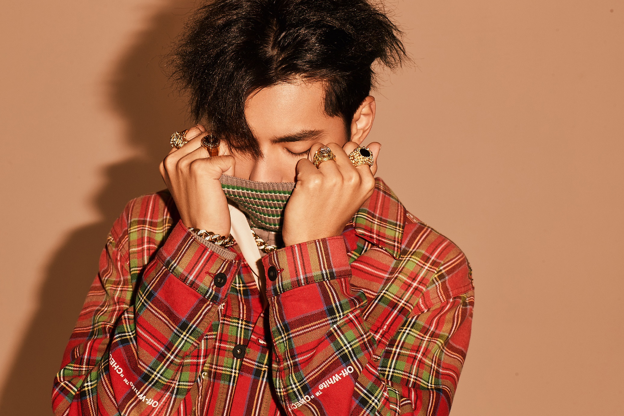 吳亦凡推出新歌〈Hold Me Down〉，充滿夏日甜蜜氛圍。（環球提供）