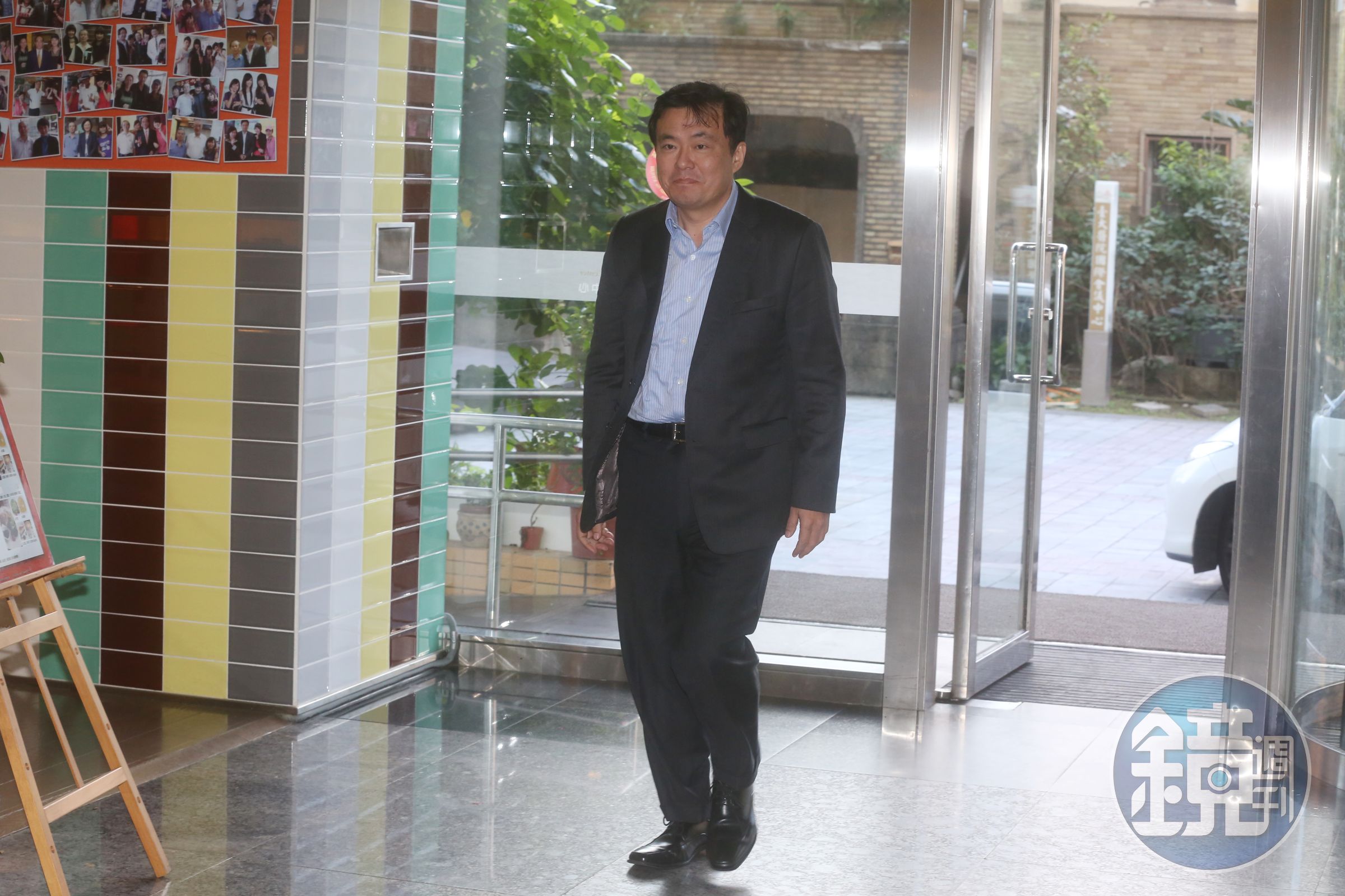 前總統馬英九卸任後官司纏身，民進黨祕書長洪耀福透露曾替馬卜過卦，認為馬還有更困難的事在後頭。