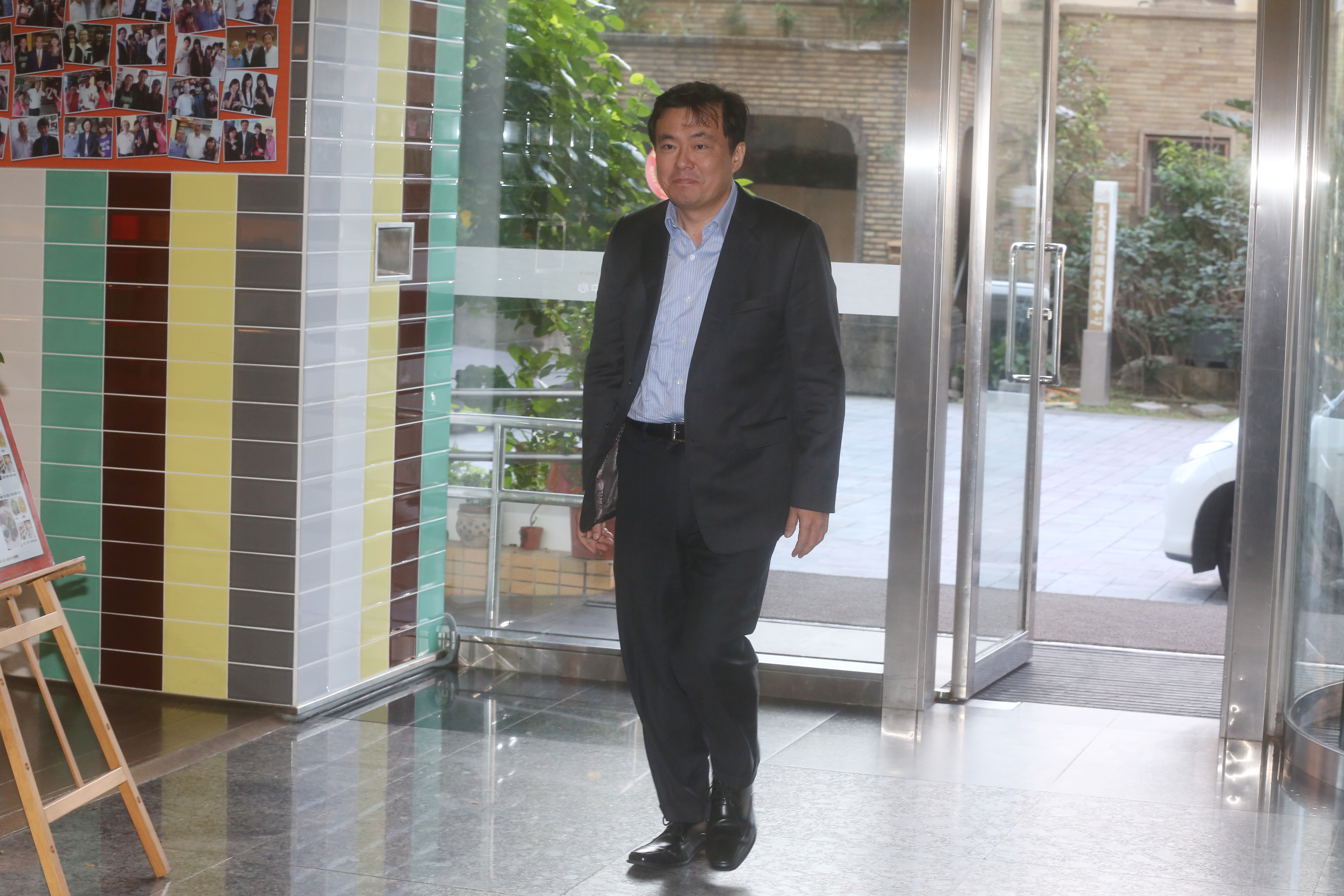 前總統馬英九卸任後官司纏身，民進黨祕書長洪耀福透露曾替馬卜過卦，認為馬還有更困難的事在後頭。