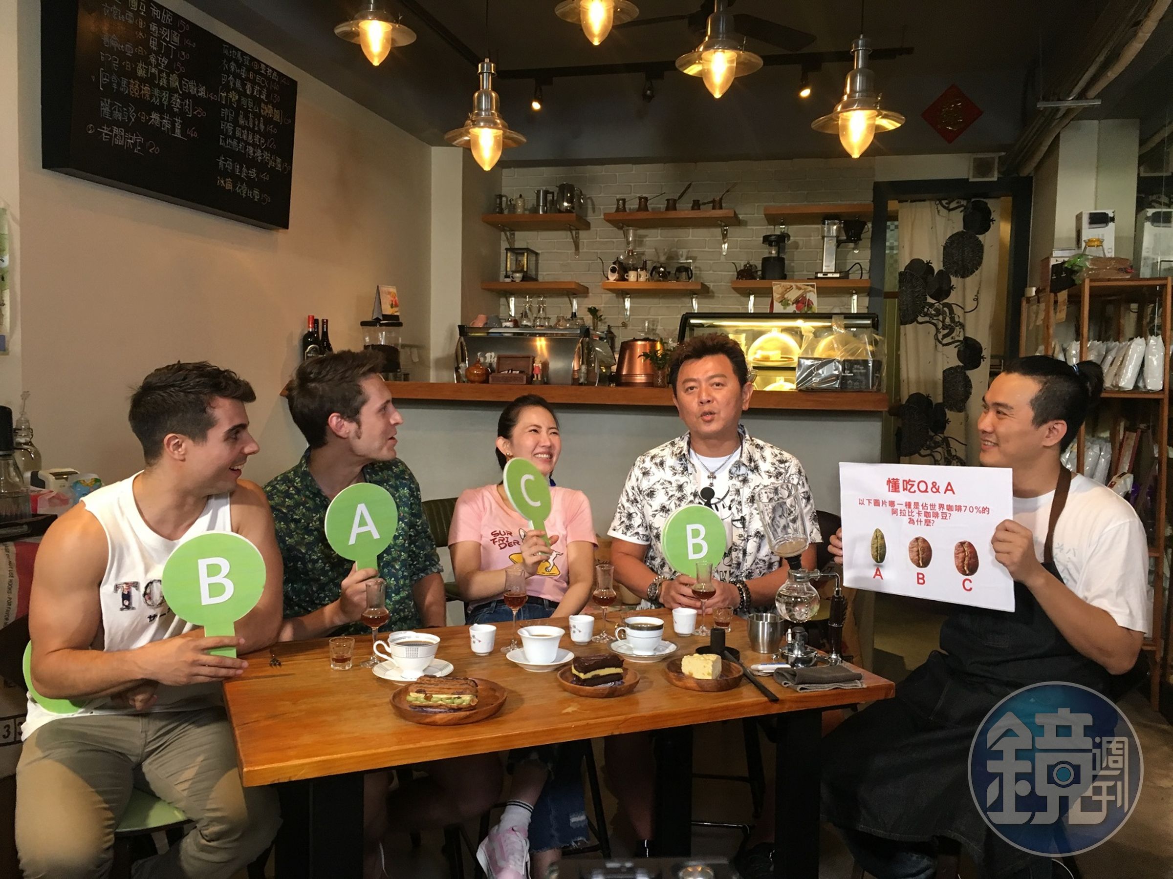 庹宗康與謝忻帶著來自美國的賈斯汀與西班牙的佩德羅，到台南新化品嚐小吃，讓外國人看到不一樣的台南。（衛視提供）