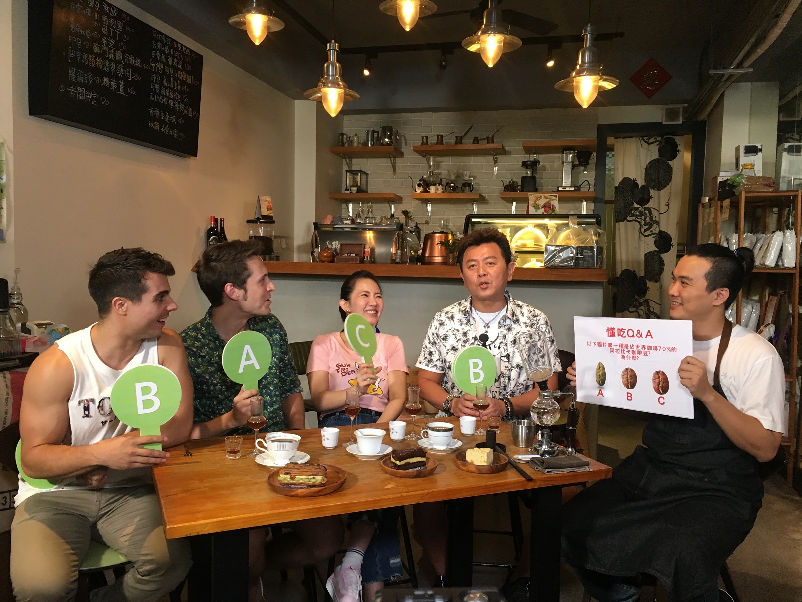 庹宗康與謝忻帶著來自美國的賈斯汀與西班牙的佩德羅，到台南新化品嚐小吃，讓外國人看到不一樣的台南。（衛視提供）