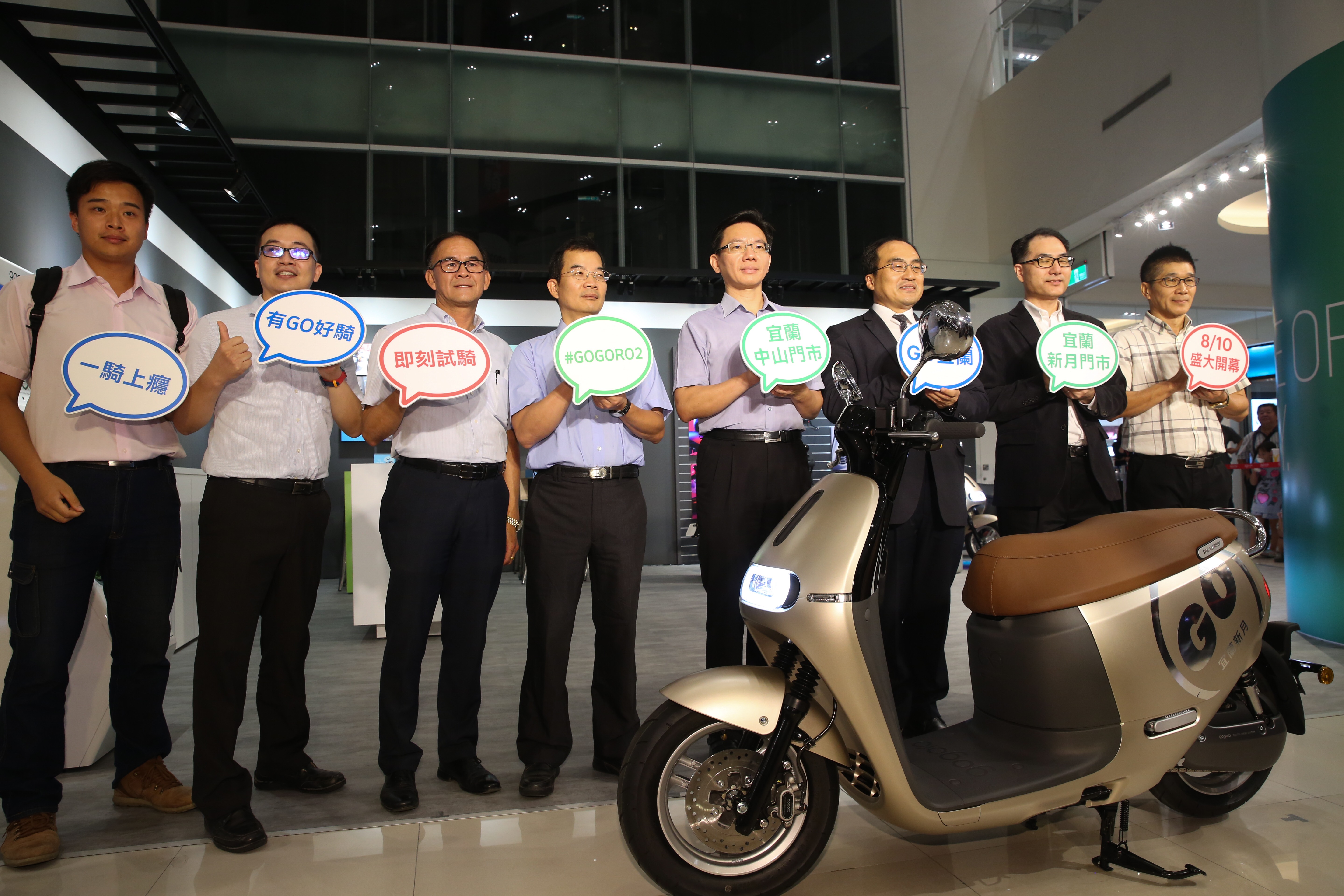 Gogoro選在最熱鬧的宜蘭新月廣場商圈，短短400公尺內同步開設2家新門市。