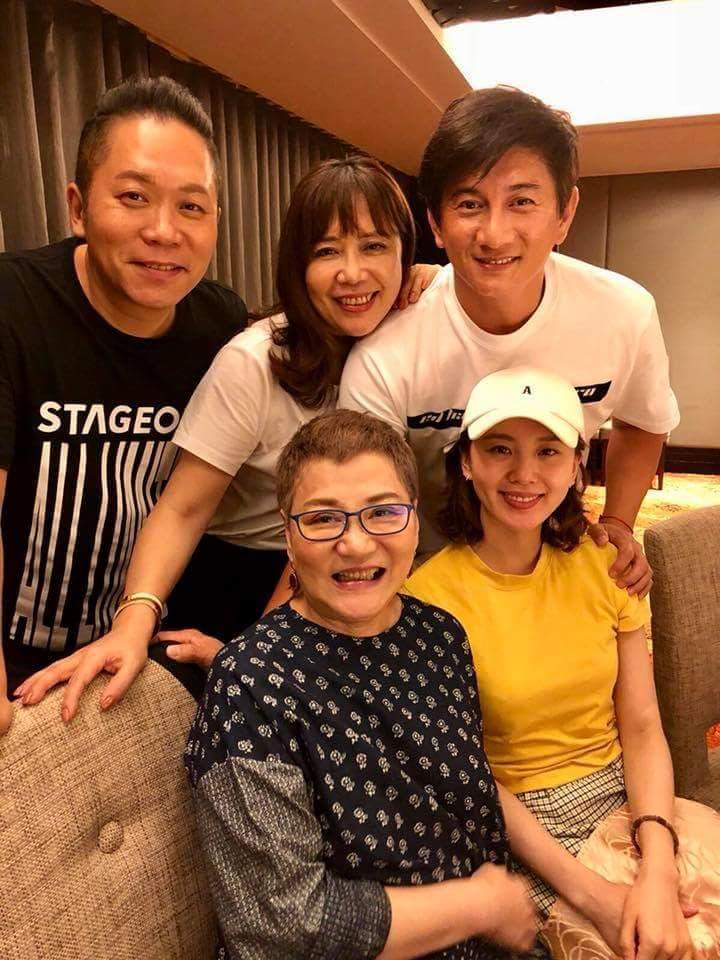 張小燕（前左）和合作過的藝人都有家人般感情，後排左起卜學亮夫婦、吳奇隆和劉詩詩（前右）。（卜學亮提供）