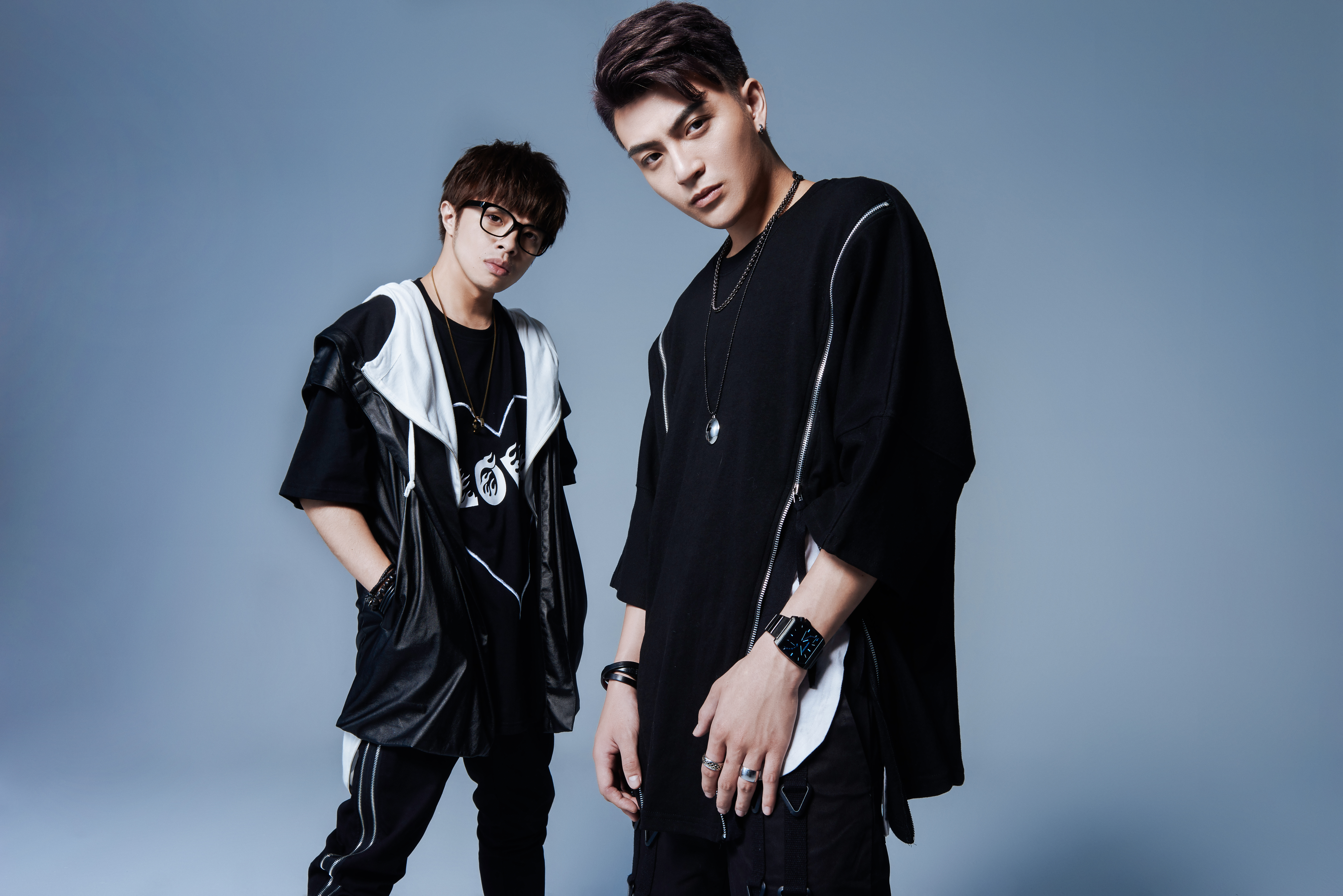 雙人組合胡鬧一番推出第二首單曲，改走情歌路線。（上行娛樂提供）