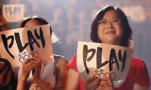 曾愷芯「他變她」的故事傳頌全國，歌手蔡依林為她拍攝紀錄短片，還邀請她出席演唱會。（翻攝YouTube）