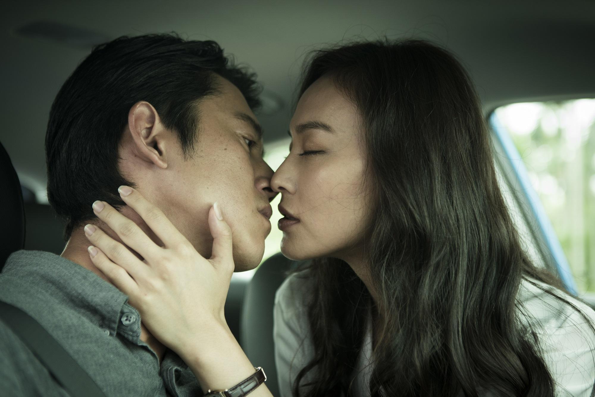 吳慷仁與姚以緹在車上激吻,這場戲真的拍了很多次。(闊世電影提供)