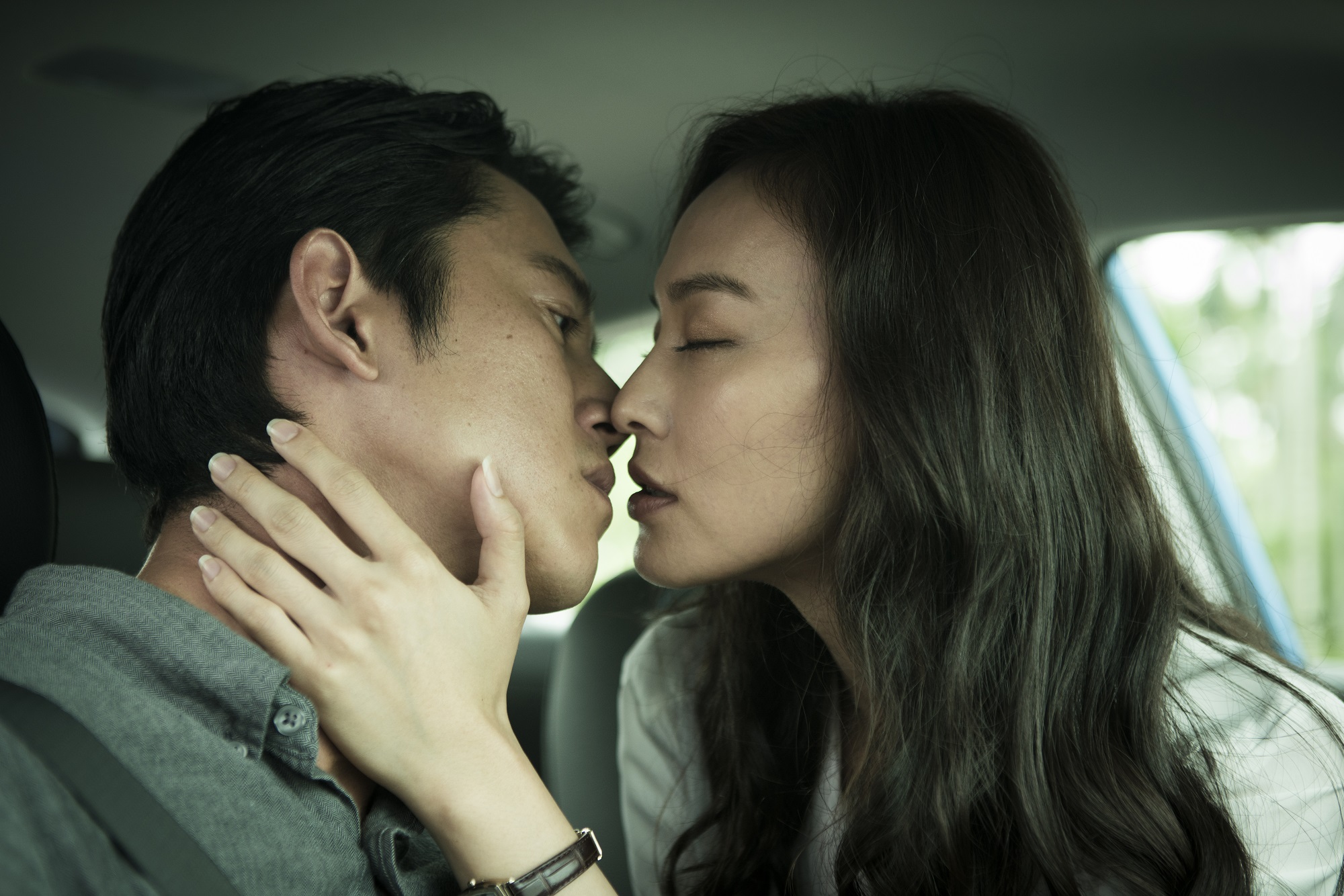 吳慷仁與姚以緹在車上激吻，這場戲真的拍了很多次。（闊世電影提供）