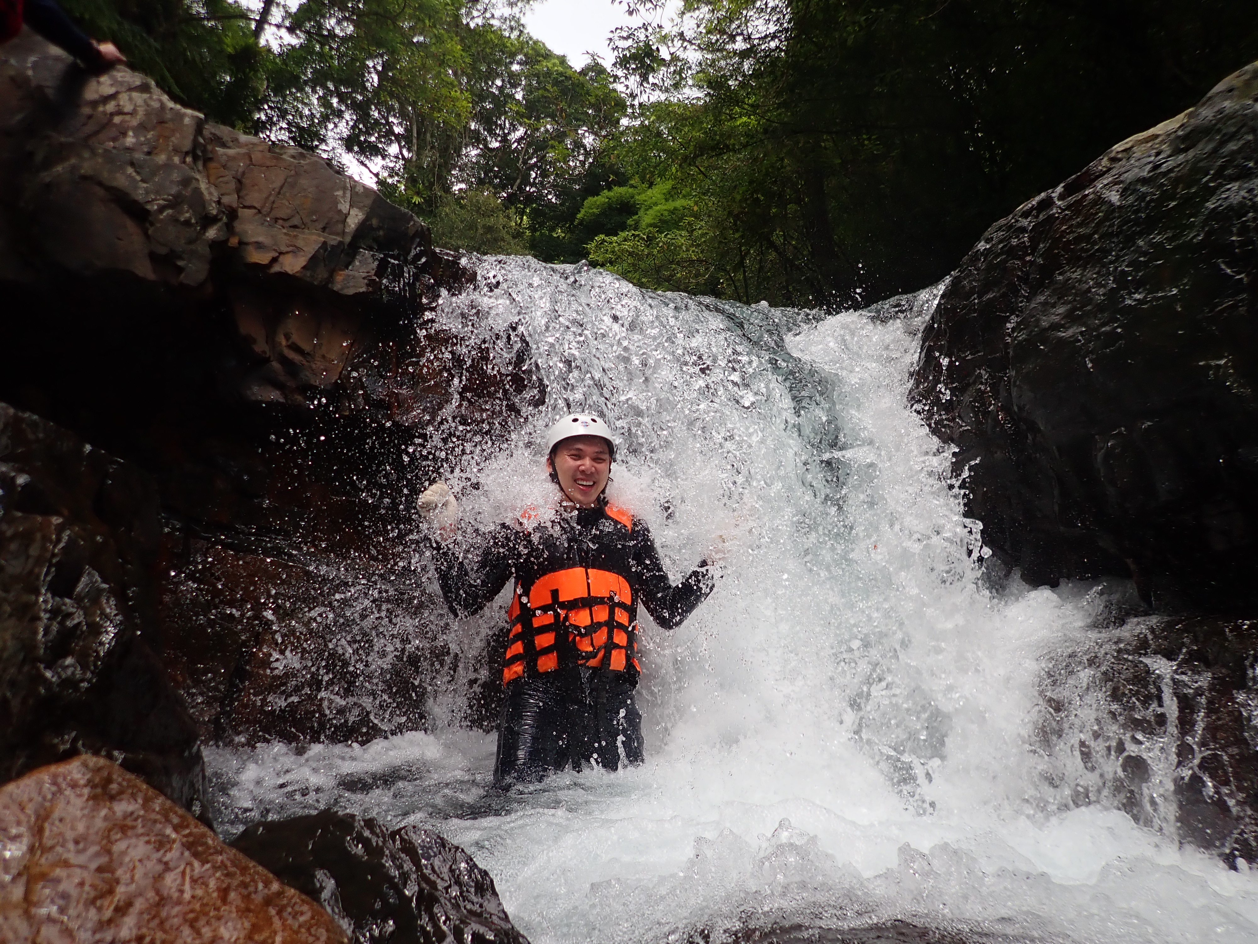 酷熱夏季，來到小小水瀑下沖流，超級暢快。