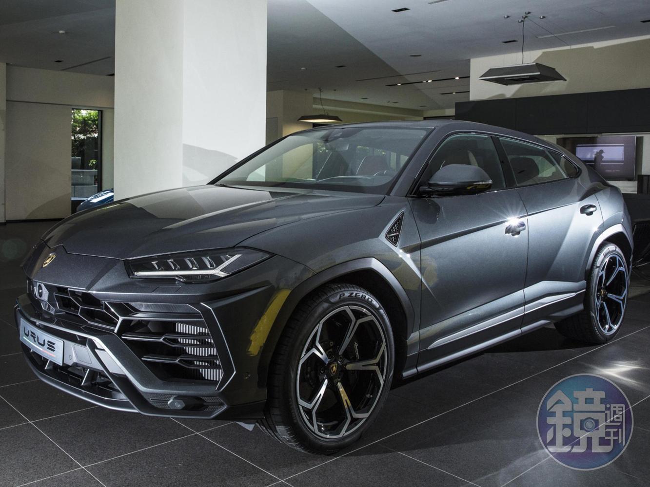 《LAMBORGHINI Urus》 2017年底發表後在全球掀起話題的超跑級休旅車--LAMBORGHINI「Urus」終於正式抵台。作為蠻牛家族的最新成員,除了一貫的戰鬥跑格與剽悍性能外,它更掀起了超跑車壇的休旅革命、與新一輪的「軍備競賽」。Urus的厲害之處為何?它的強勁對手又有誰?且看《鏡車誌》的首發報導!