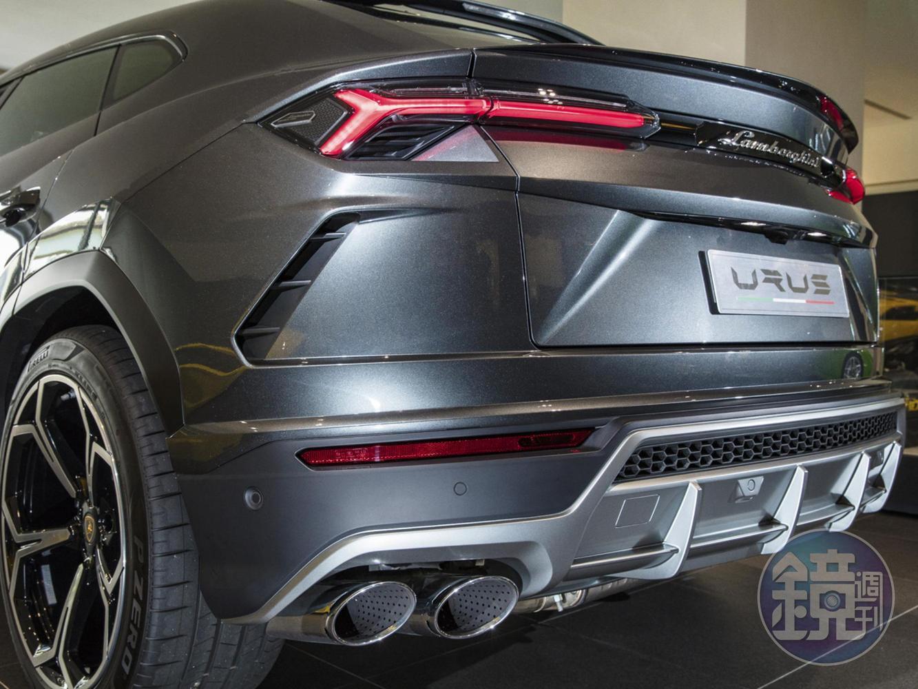 尾部後擾流器的設計靈感源於LAMBORGHINI賽車,設有四出兩組圓形排氣管。