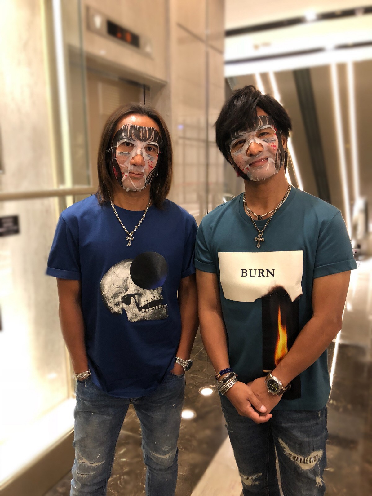 挑戰鬼屋失敗的動力火車，接受敷著富江造型面膜的懲罰，逛大街、買咖啡。（華研唱片提供）