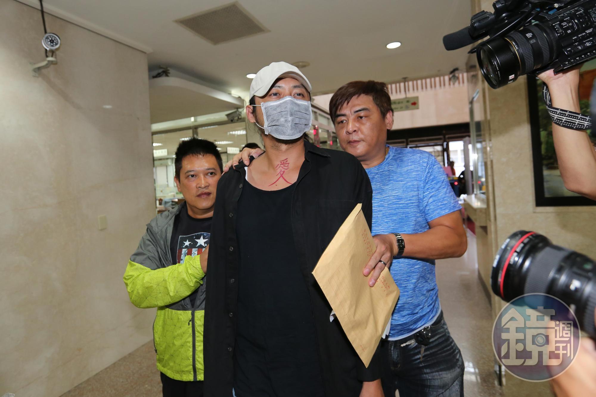 攝影師穆川申涉及媒介群交性愛趴，北檢今天指揮警方將他搜索約談到案。