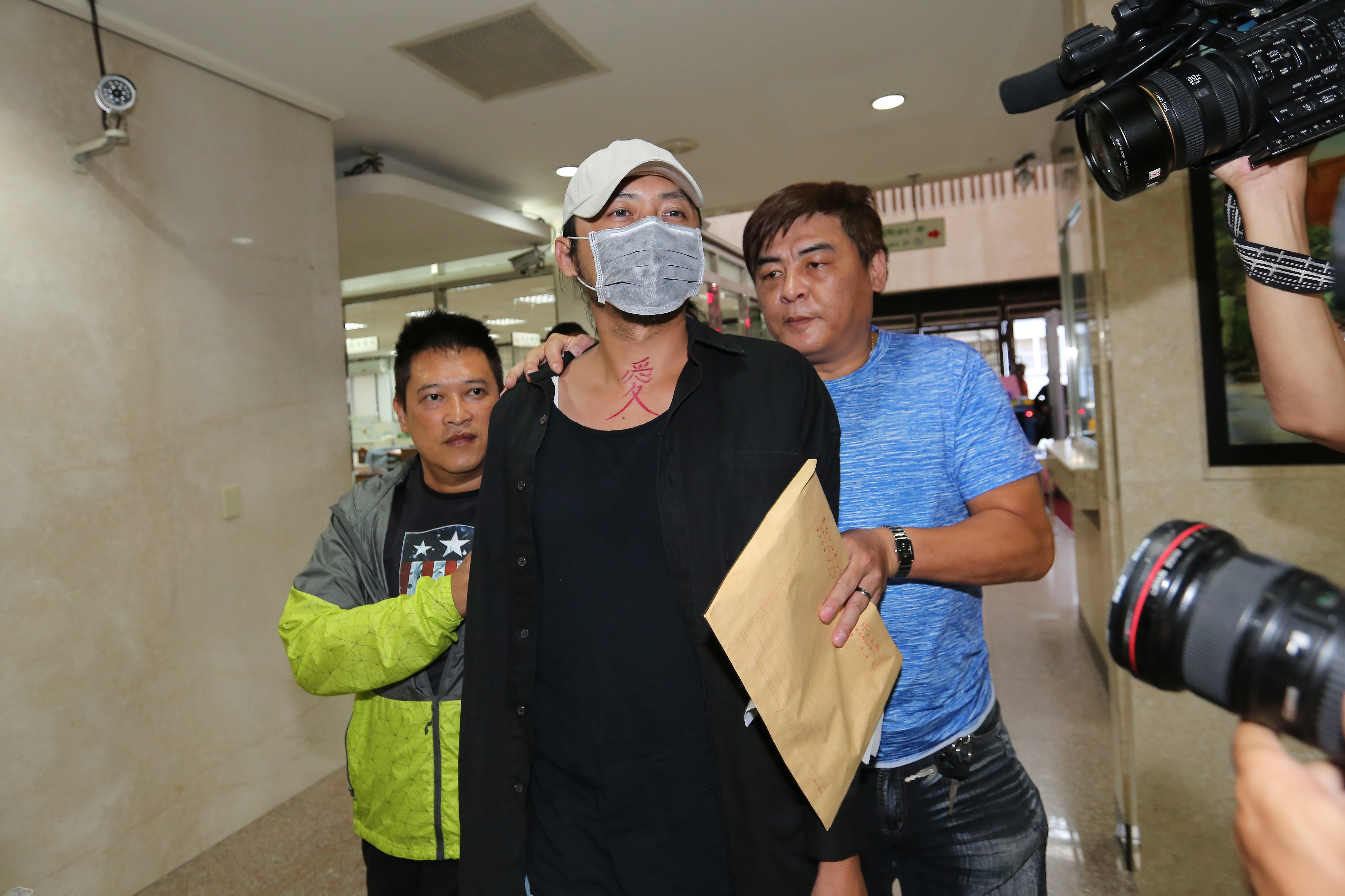 攝影師穆川申涉及媒介群交性愛趴，北檢今天指揮警方將他搜索約談到案。