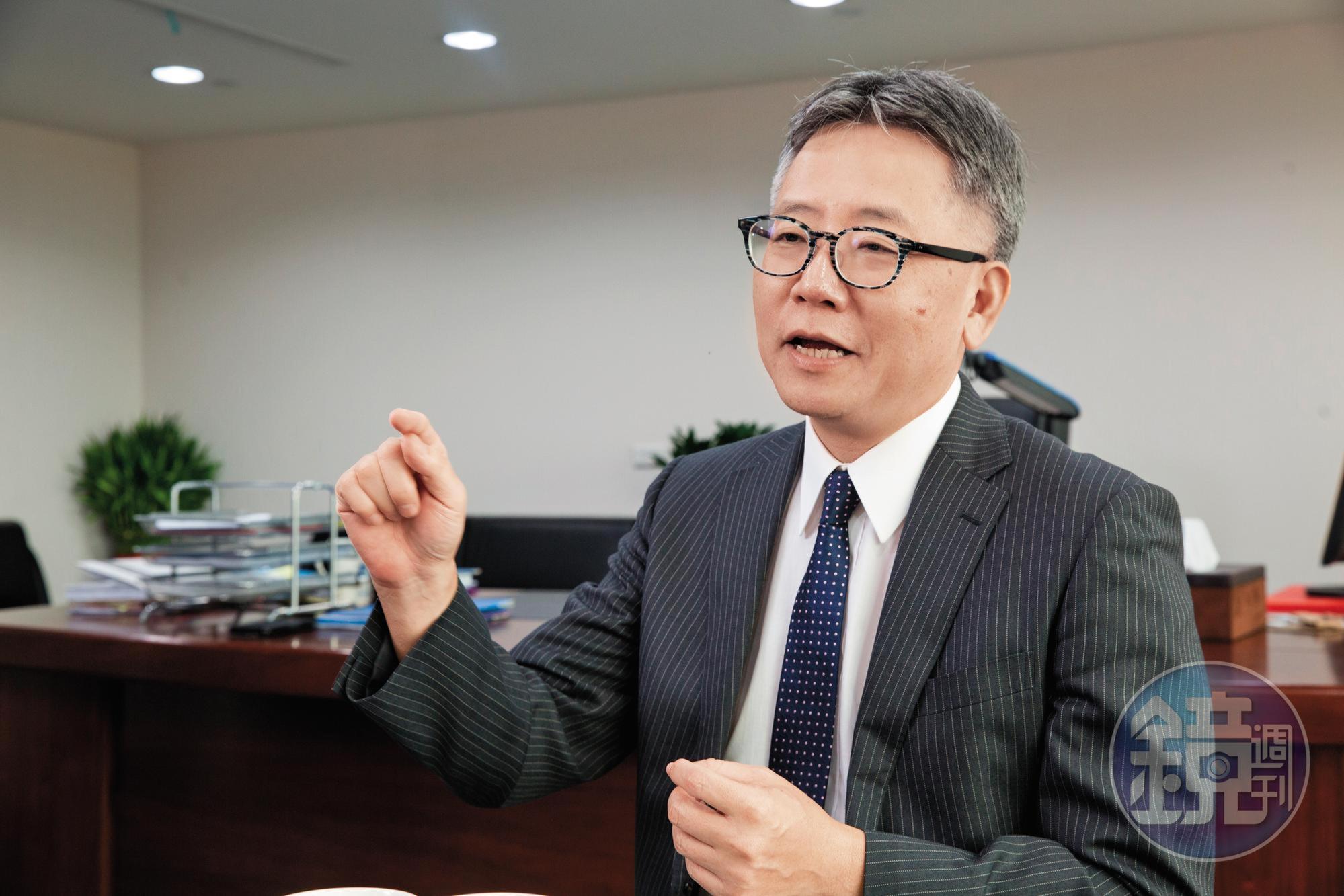 金融消費評議中心主委兼總經理卓俊雄強調,買保單尤其不要誤信高報酬!