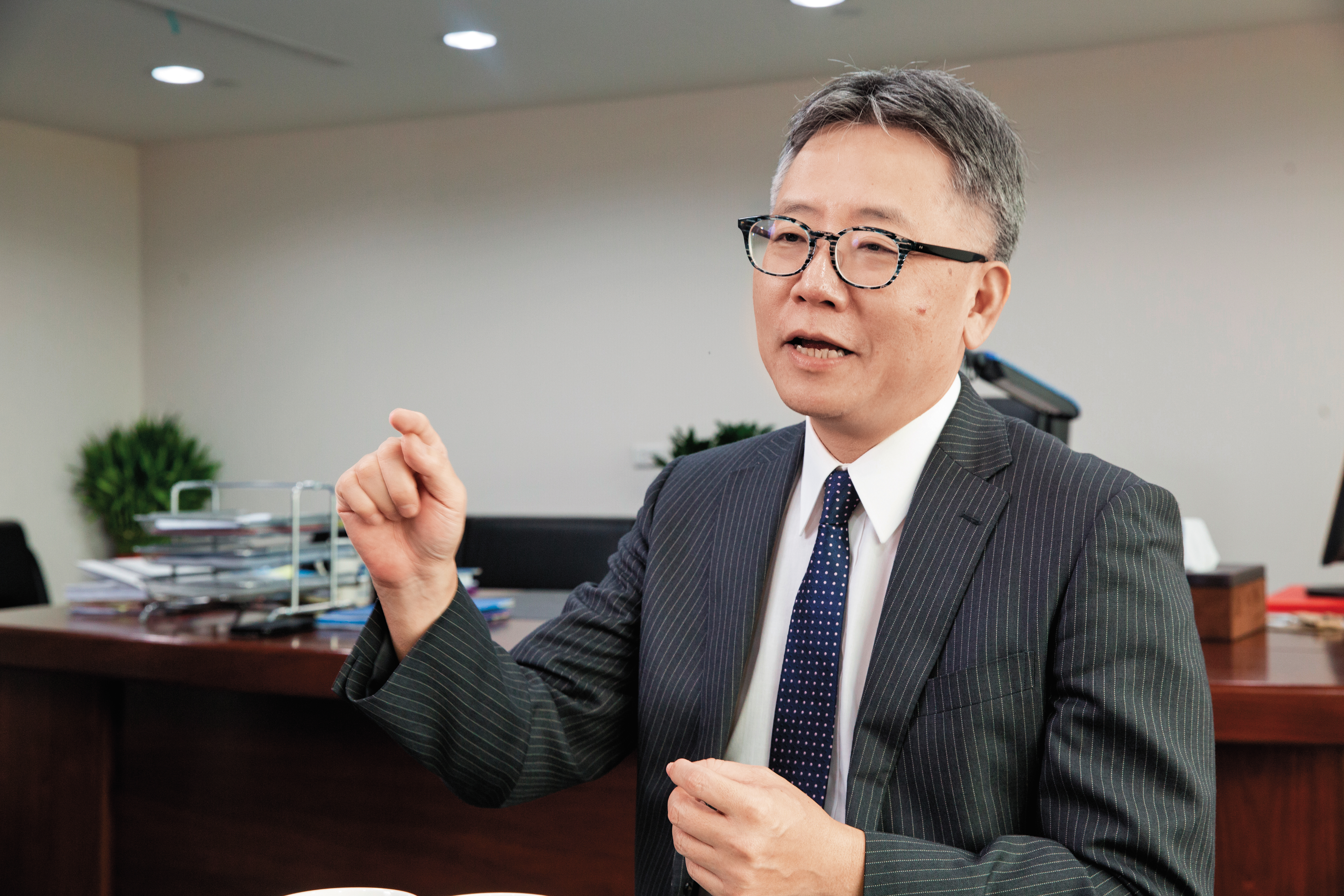 金融消費評議中心主委兼總經理卓俊雄強調,買保單尤其不要誤信高報酬!