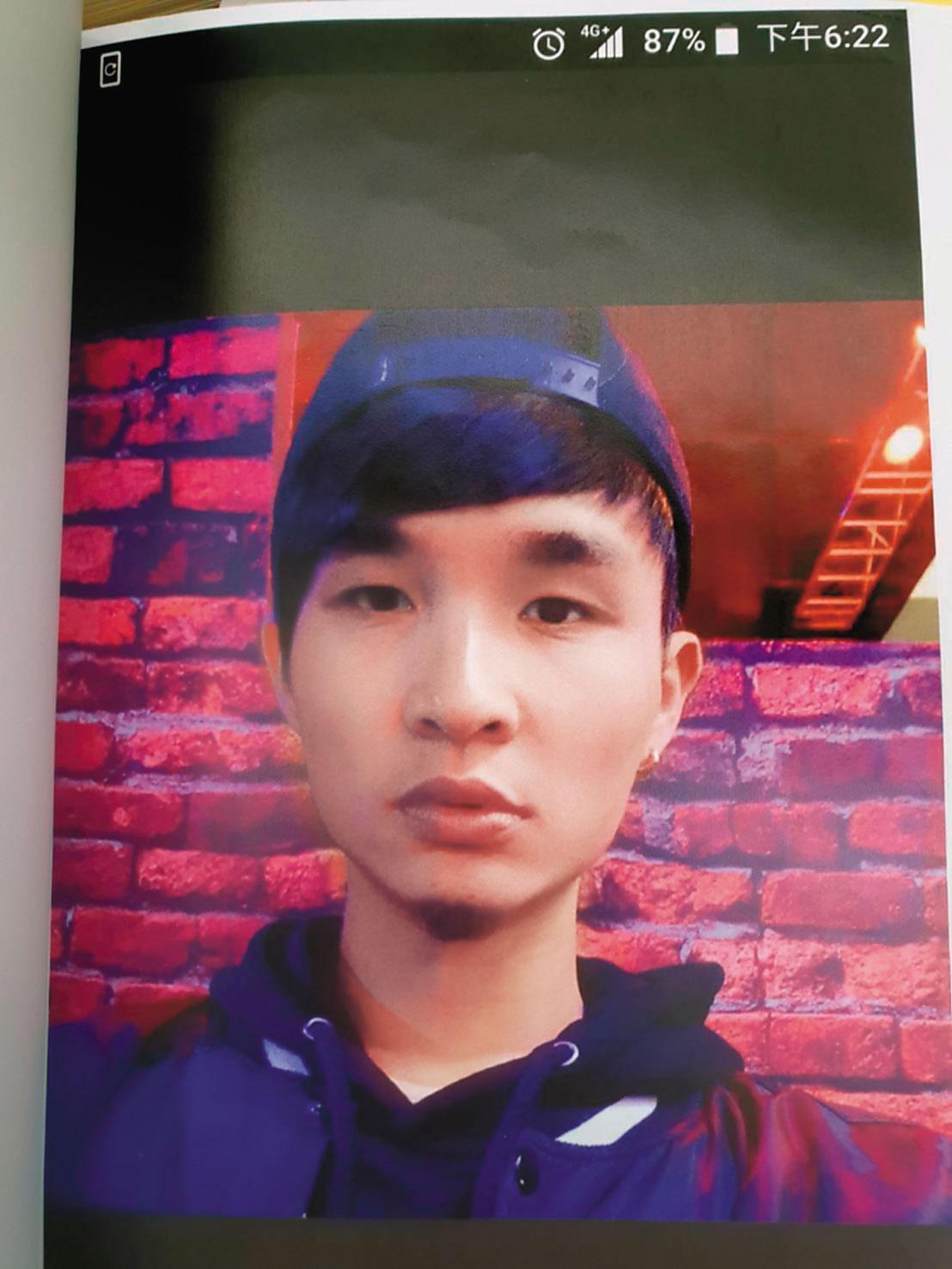 檢警破獲的蟑螂愛心協會，主嫌之一陳竟凱身高超過180公分以上，左耳掛著耳環，穿著相當新潮，專找涉世未深的女學生行騙。（翻攝畫面）