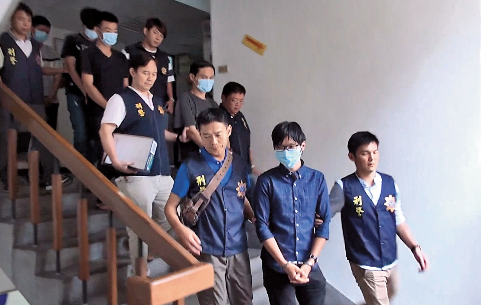 檢警破獲台北台中二個協會，利用民眾愛心賺取暴利後，卻將善款中飽私囊。（翻攝畫面）