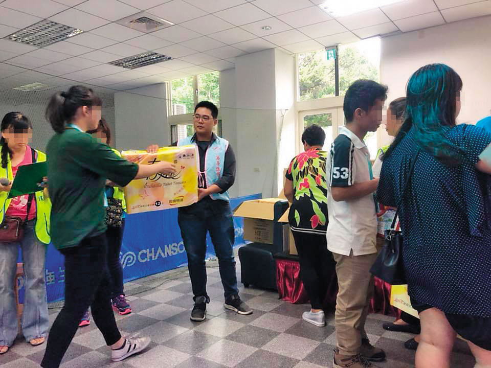 嫌犯為掩飾詐欺行為，只拿出少部分的錢去做善事，並拍照PO網製造公益假象。（翻攝畫面）