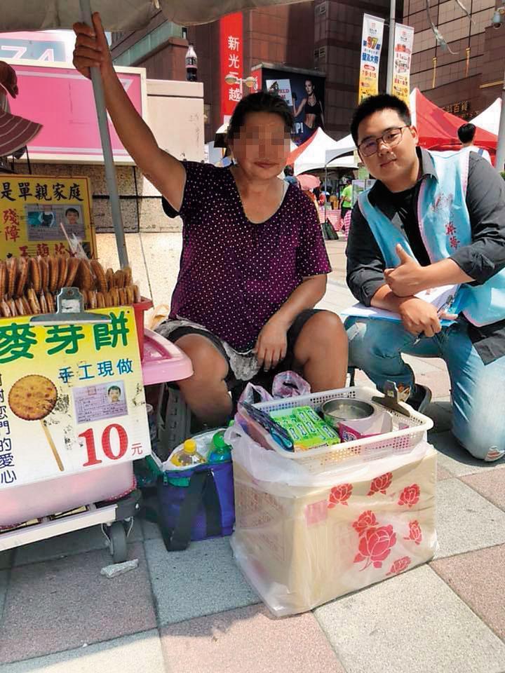 檢警發現，「中華民國築夢關懷生命協會」理事長林以禮（右），年紀輕輕只有24歲，沒有工作，卻成立愛心協會行善，懷疑內情不單純。（翻攝畫面）