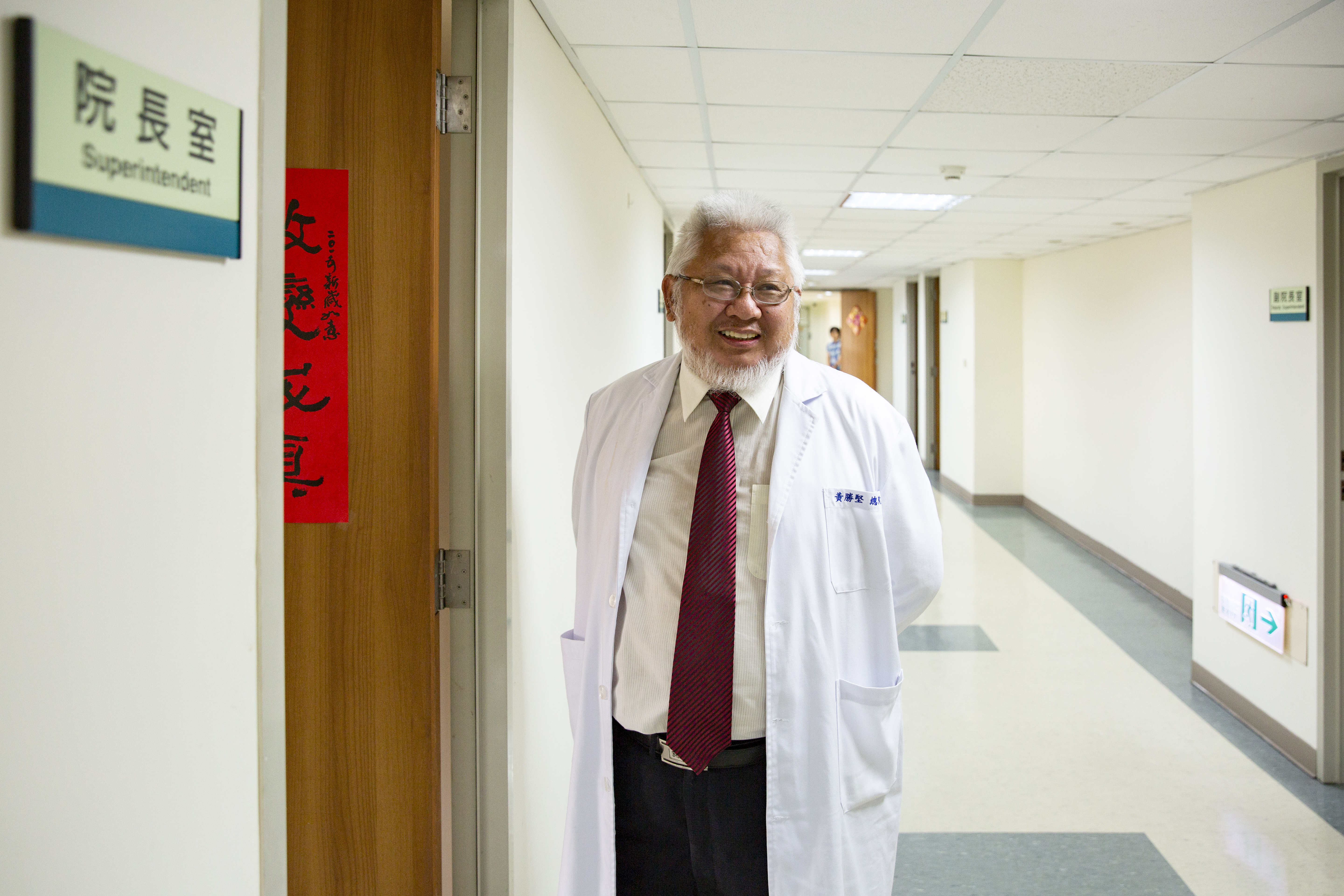 黃勝堅笑著說，很多民眾不相信醫生會到家中看病，一開始都以為他們是詐騙集團。