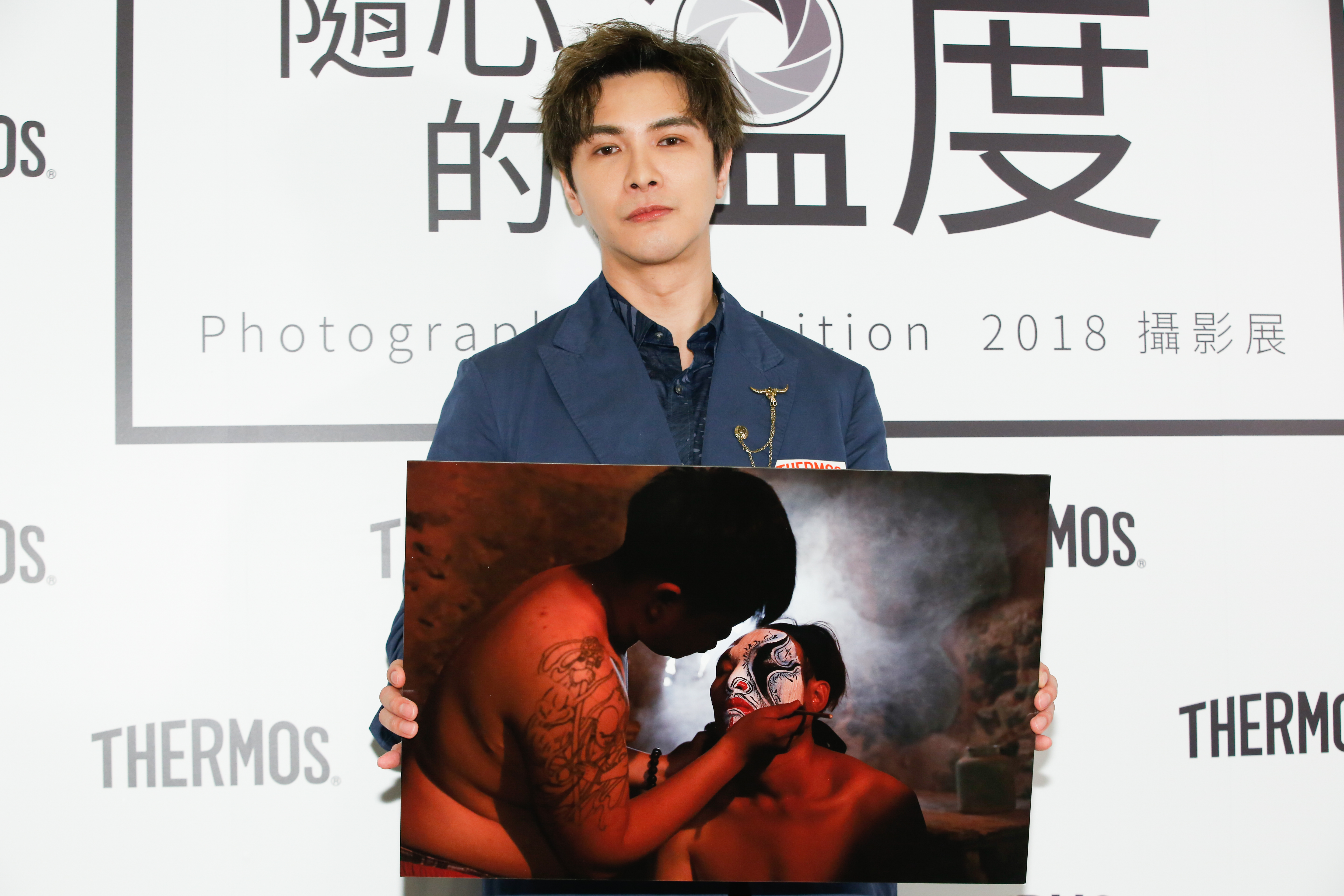 謝佳見出席「隨心的溫度」攝影展。