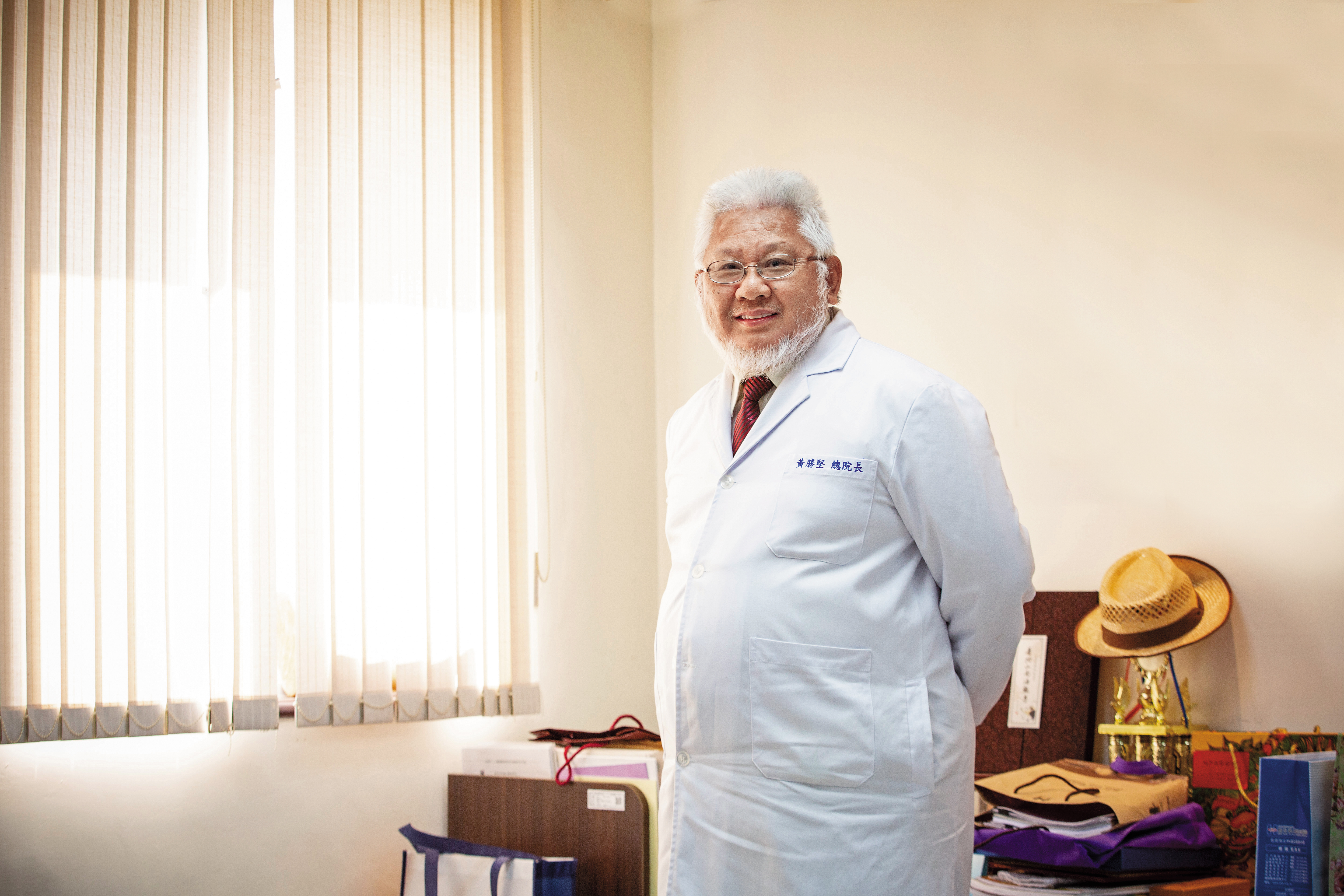 2015年開始，黃勝堅接任聯合醫院總院長，推動居家安寧計畫，深入台北的老舊社區中。