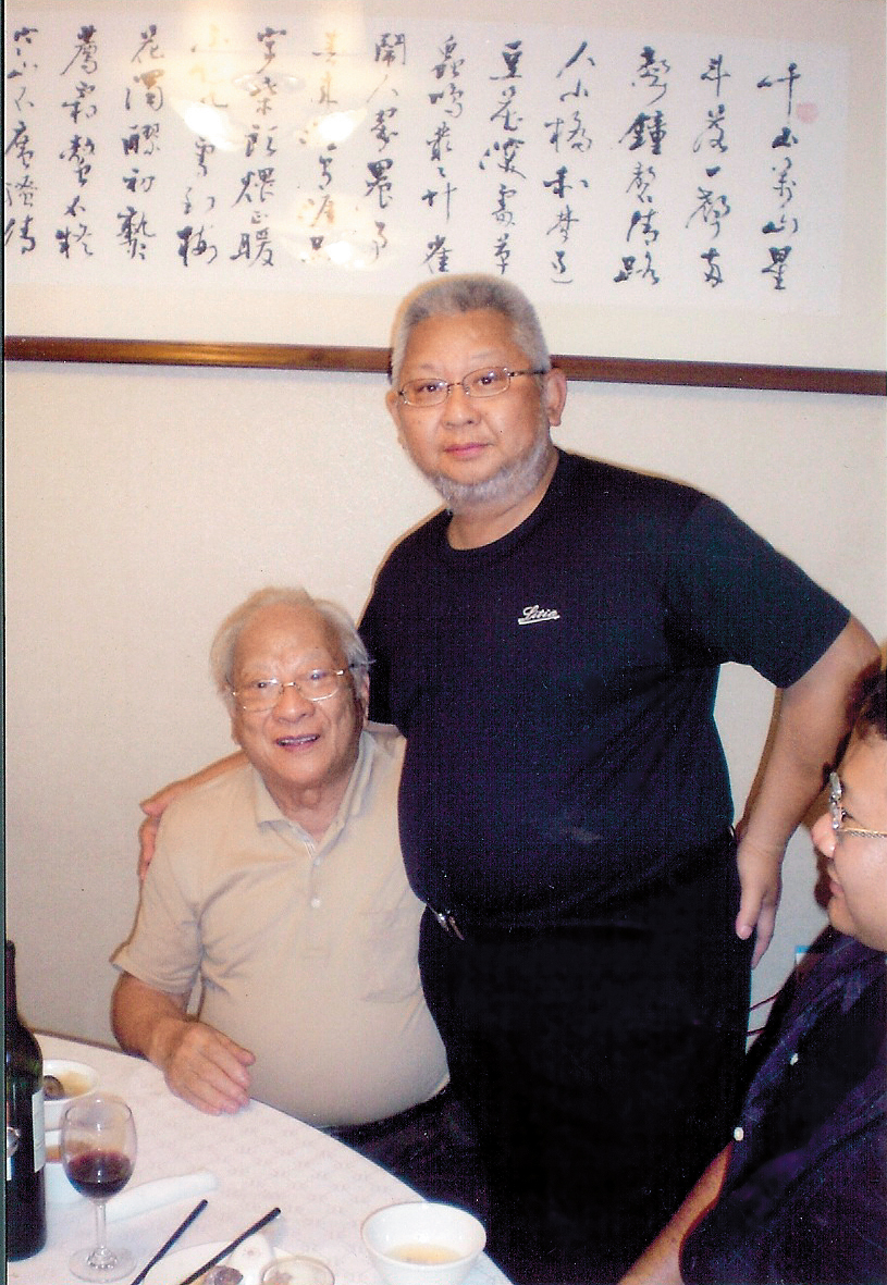 黃勝堅(右)與父親黃登選。(黃勝堅提供)