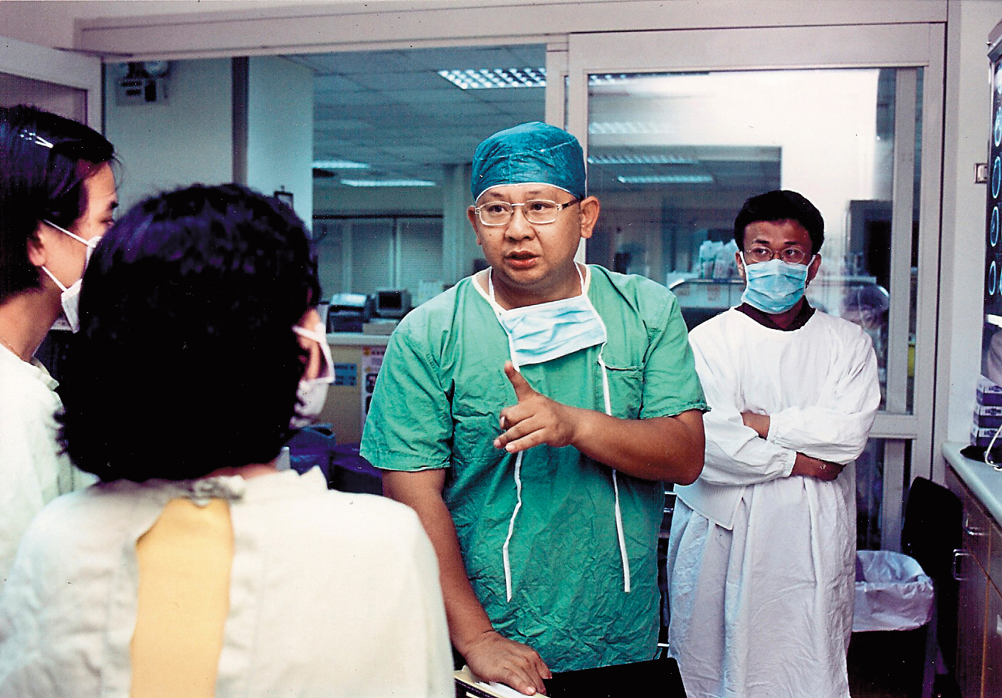 黃勝堅（右2）不到40歲，就已成為台大神經外科的名醫。（黃勝堅提供）