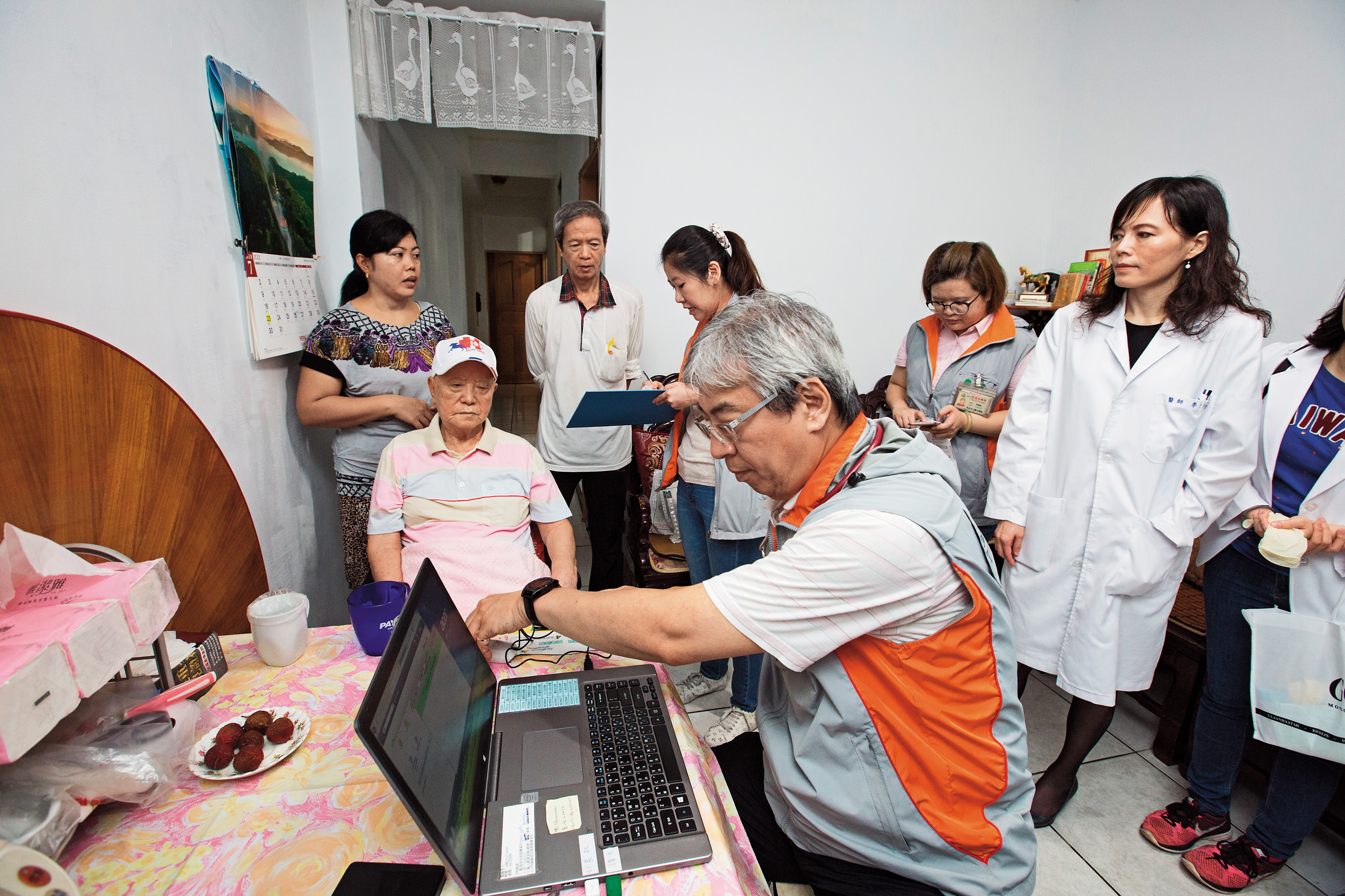 聯合醫院的居家醫療團隊，除主治醫生、護理師，更有牙醫師、營養師，宛若行動診間。