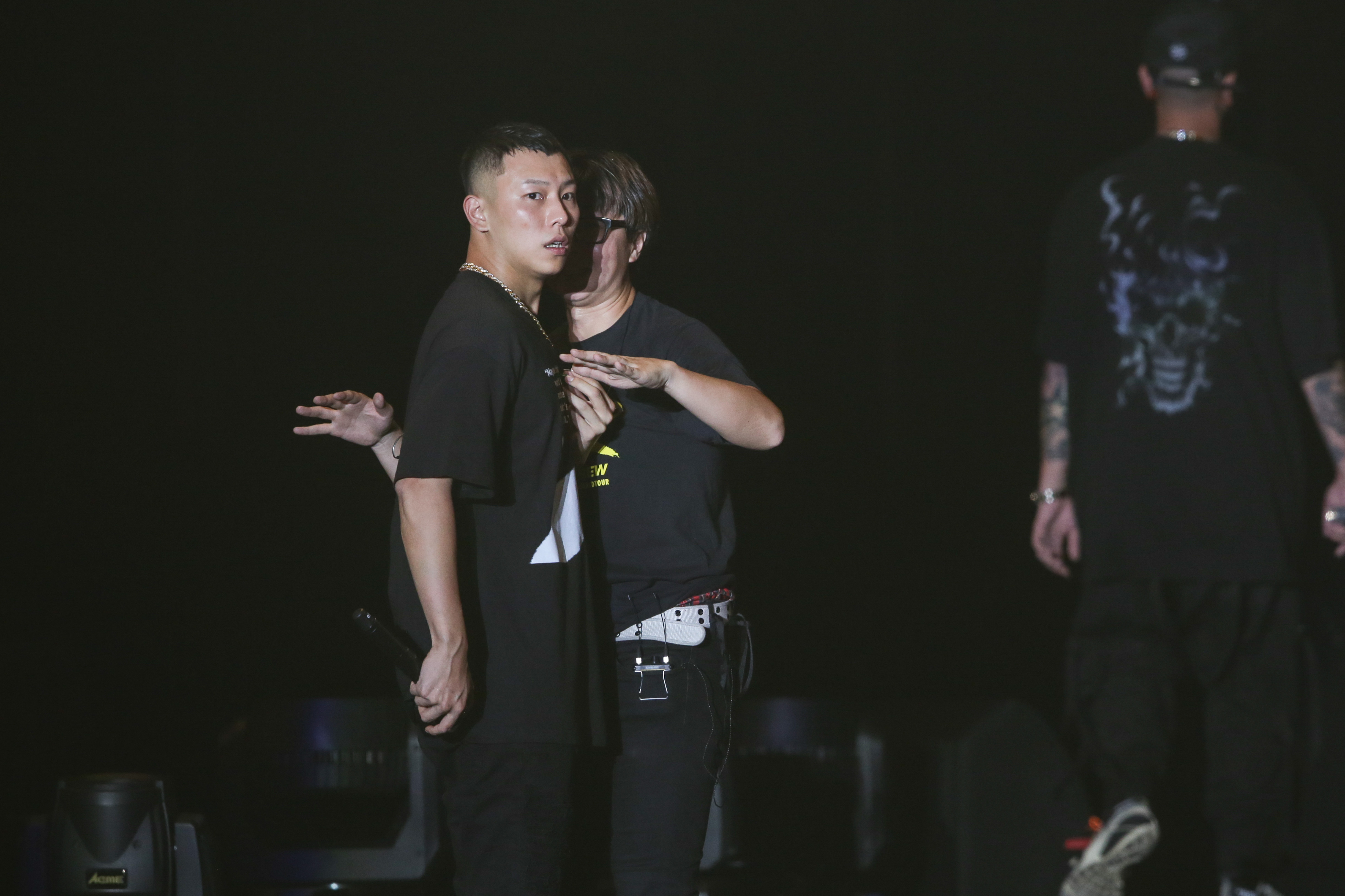 演唱到〈MJ Fresh Gang〉時主機過熱當機，耳機、麥克風接連失靈，工作人員趕忙上台跟瘦子解釋狀況。