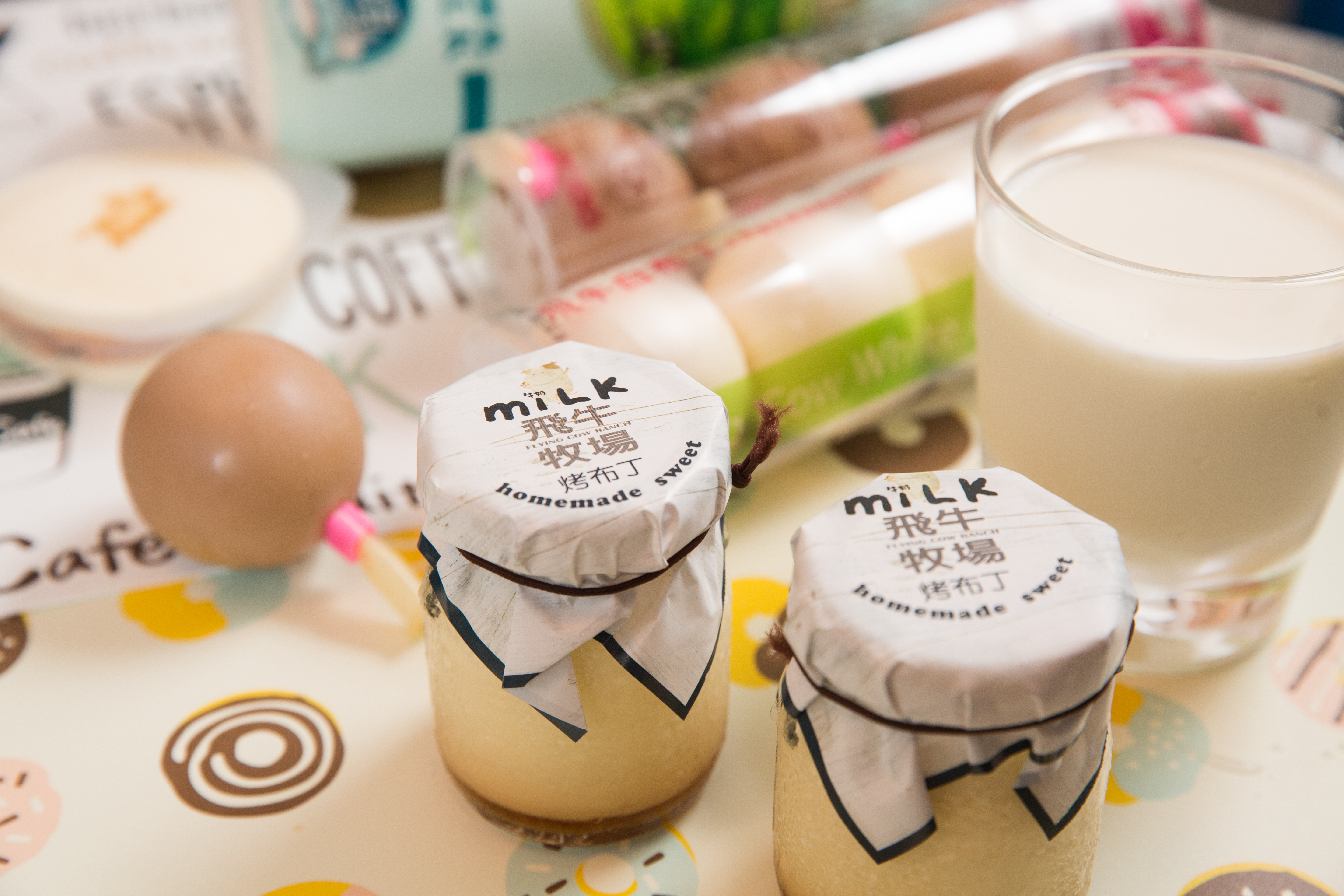 飛牛牧場自製乳製品項目多元，2009年取得乳源履歷認證，和北海道牧家牧場技術合作，研發獨家白布丁。(烤布丁65元∕個、白布丁188元∕4顆)