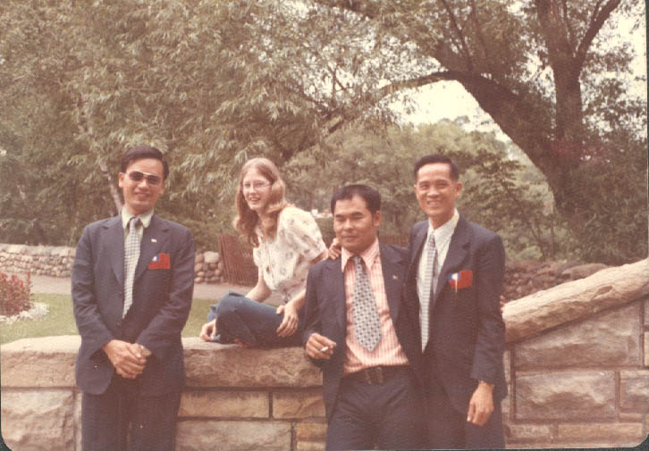 吳敦瑤（右）赴美受訓，身上的西裝是國家贈送還縫上國旗。（飛牛牧場提供）