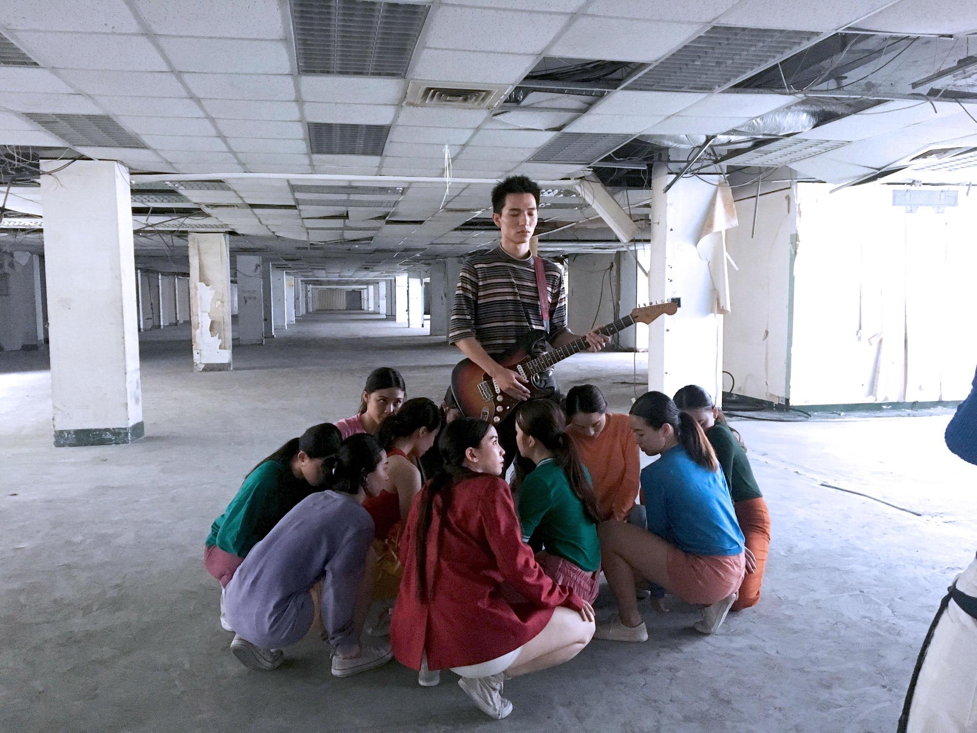 黃奕儒日前拍MV,一堆女舞者圍在他的胯下。(相信音樂提供)