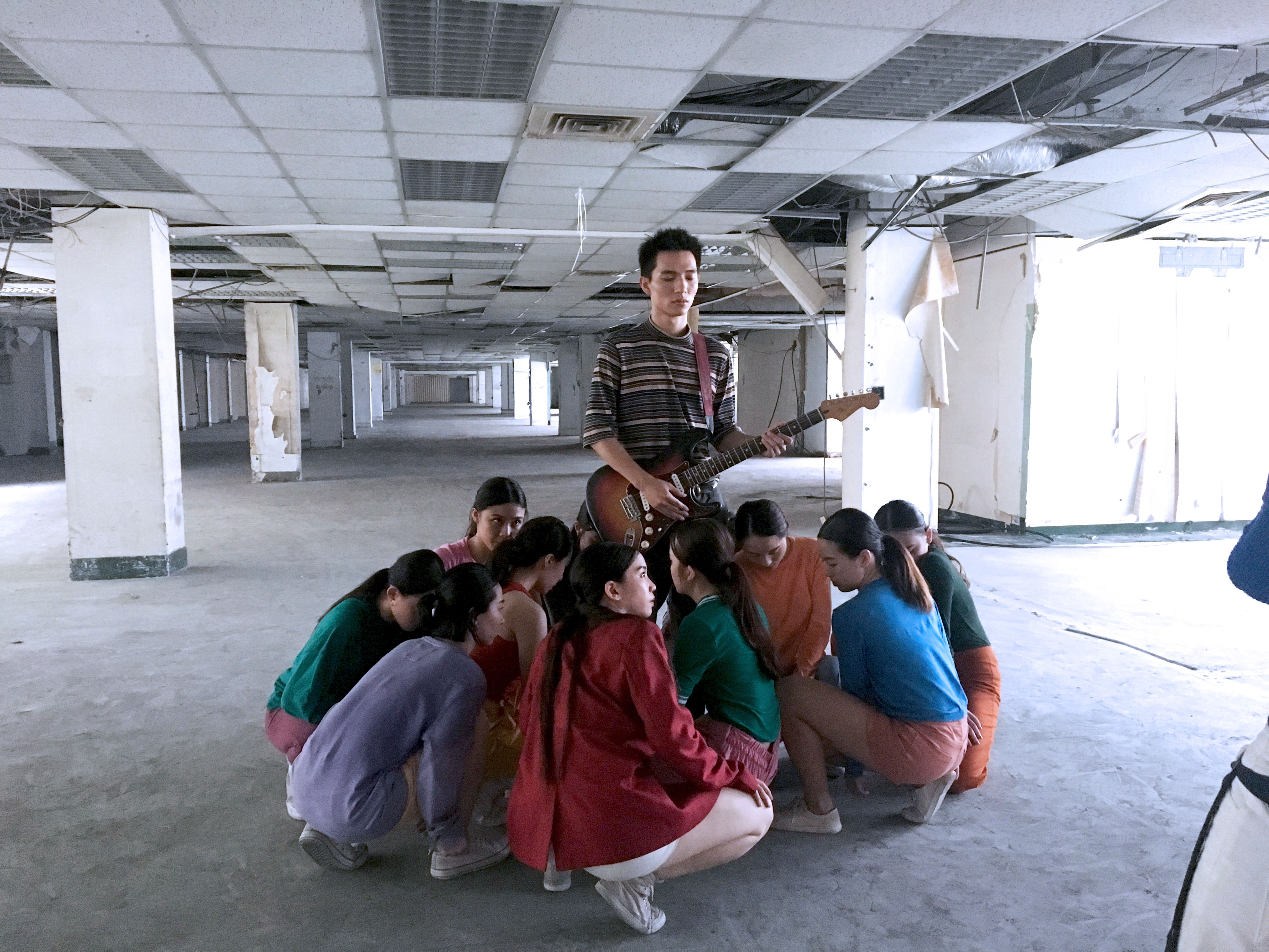 黃奕儒日前拍MV，一堆女舞者圍在他的胯下。（相信音樂提供）